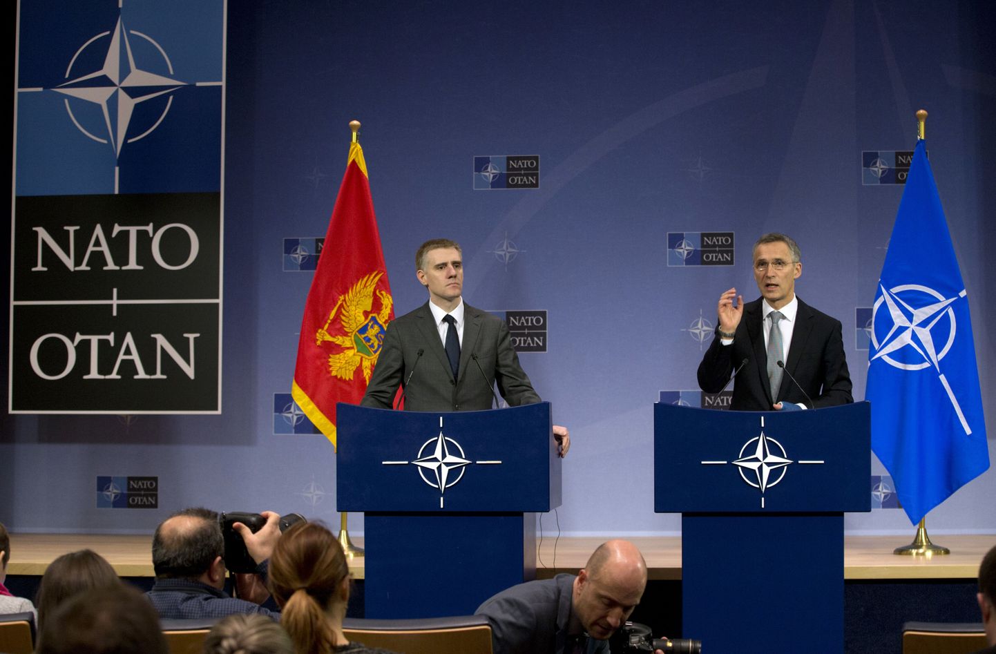 NATO peasekretär General Jens Stoltenberg ja Montenegro välisminister Igor Luksic Montenegrole ametliku liitumiskutse esitamisel.