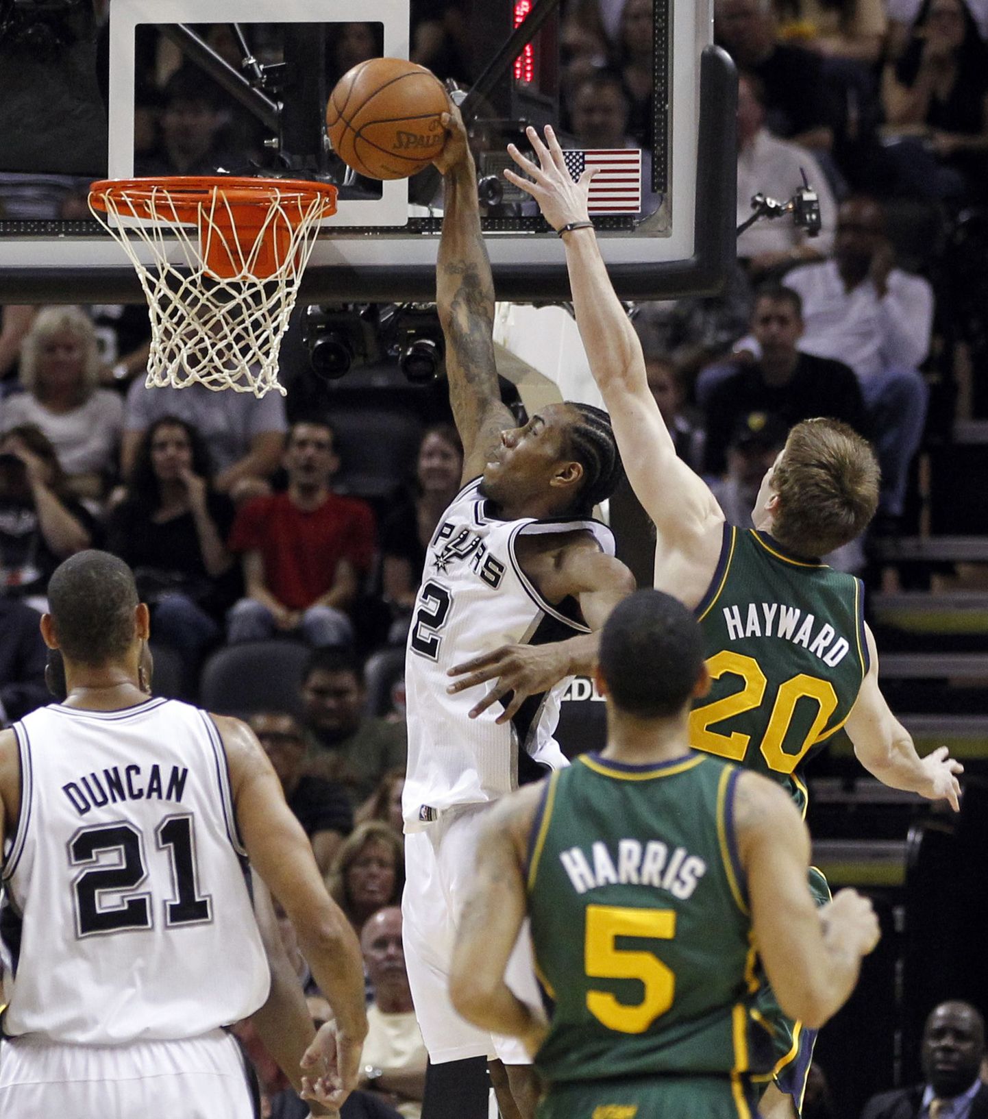 Kawhi Leonard (palliga) aitas San Antonio Spursi suureskoorilise võiduni.