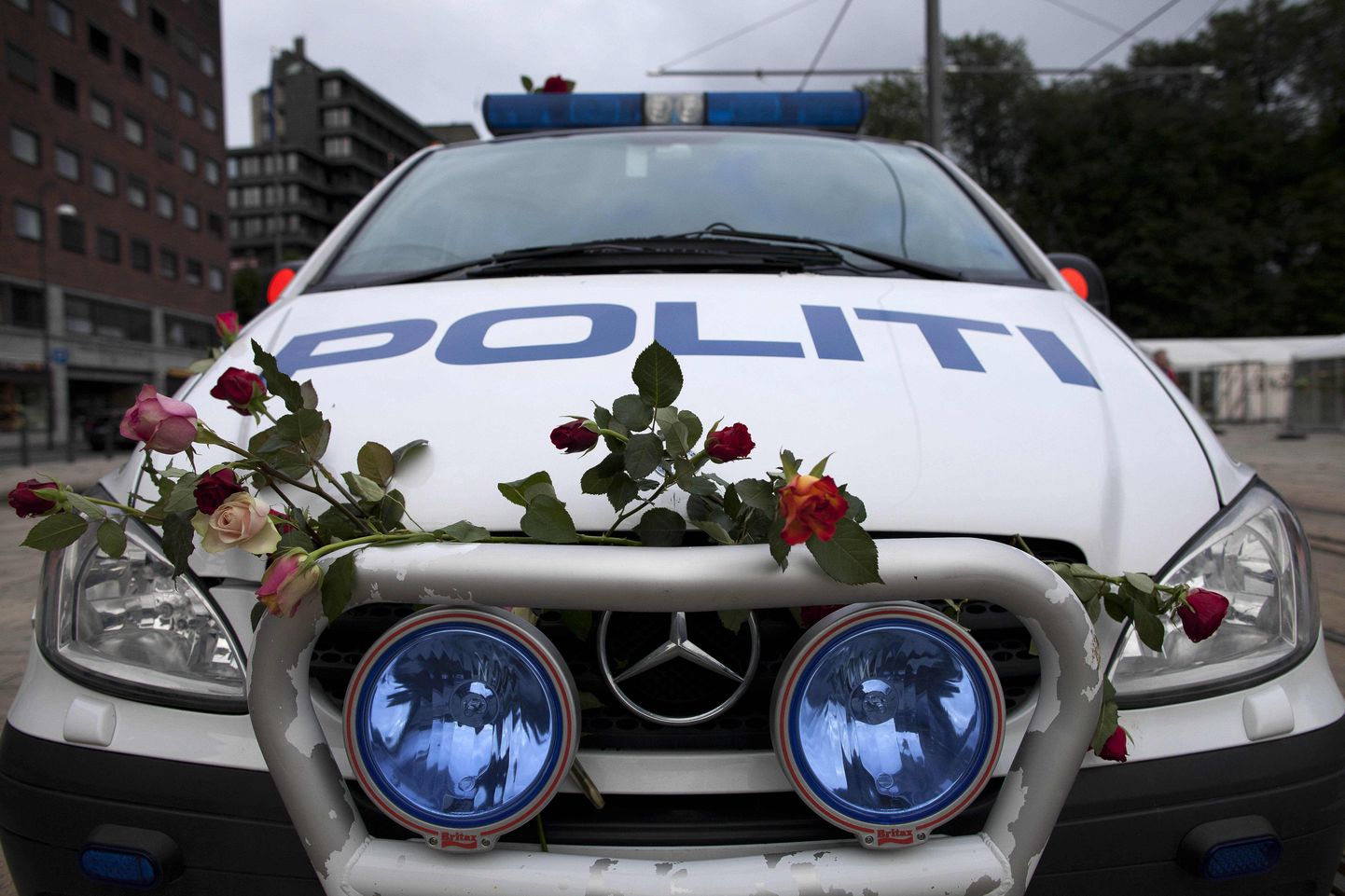 Eilse mälestusrongkäigu järel roosidega ehitud politseiauto Oslos.