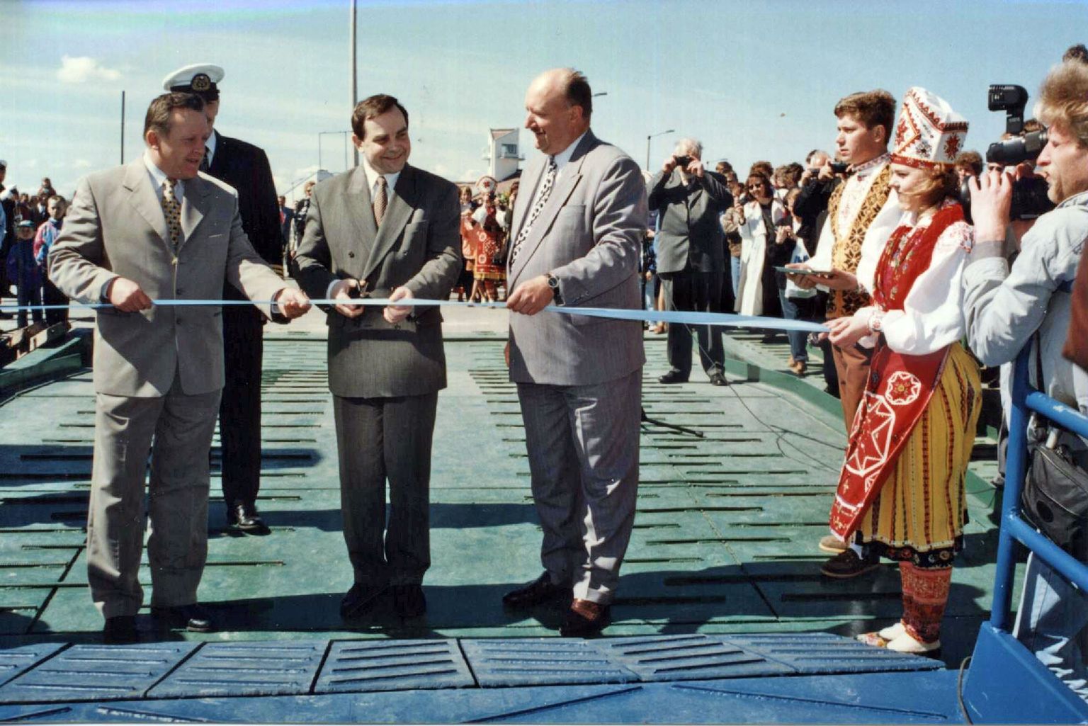 Aastal 1997 lõikavad esimese «lääneliku» parvlaeva Regula avareisi linti (vasakult) ettevõtja Vjatšeslav Leedo, toonane peaminister
Mart Siimann ja Saare maavanem Jüri Saar.