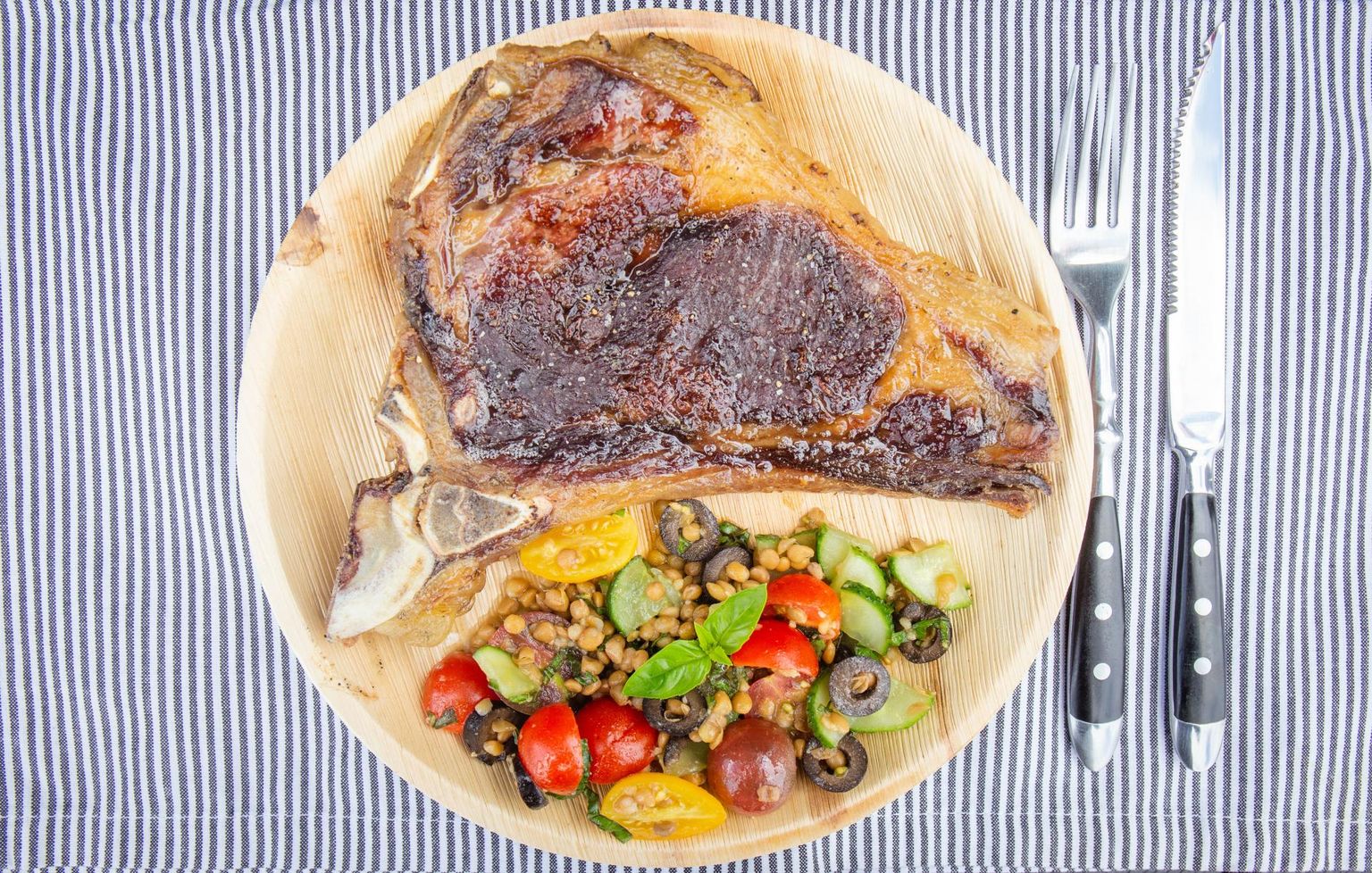 Kuivlaagerdunud antrekoodilõik kondiga, lisandiks läätsesalat.
FOTO: Kristjan Teedema