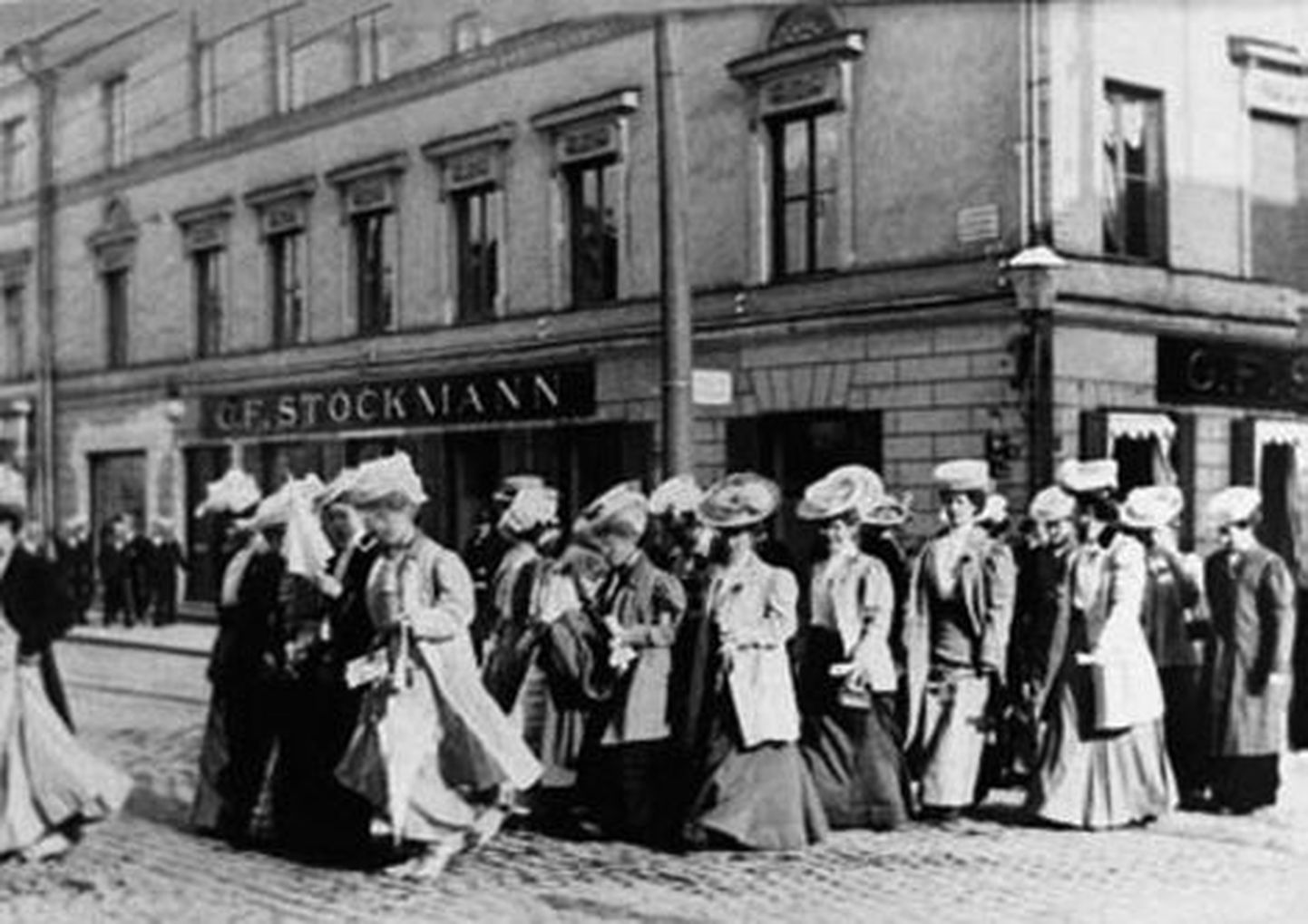 Soome naised nõuavad eelmise sajandi algusaastatel Helsingis demonstratsioonil endale valimisõigust.