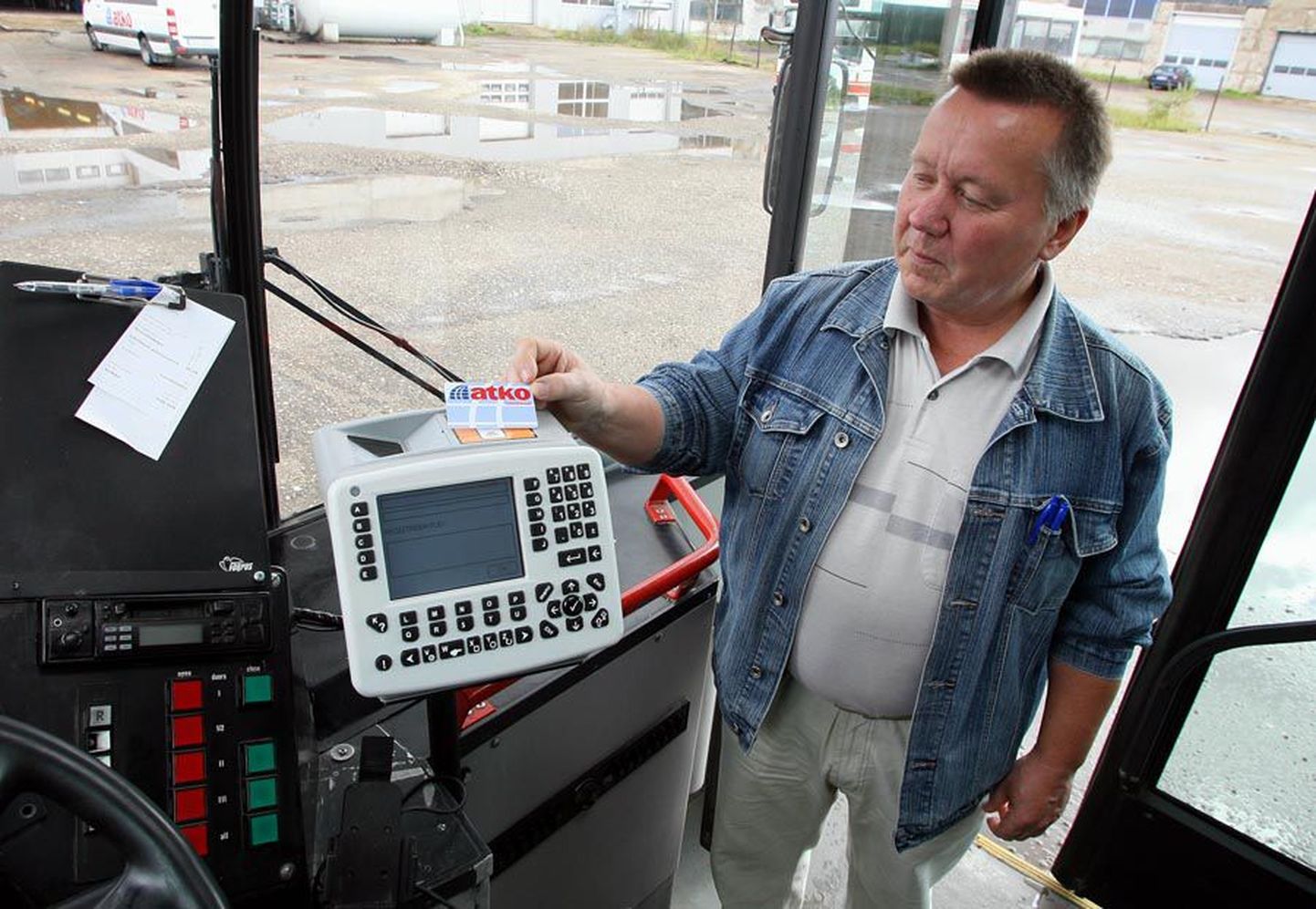 Aktsiaseltsi MTG Viljandi piirkonna juhataja Erik Mäe näitas, kuidas kaart aparaadile asetada tuleb. Ettemaksukaardi puhul trükib masin pileti.