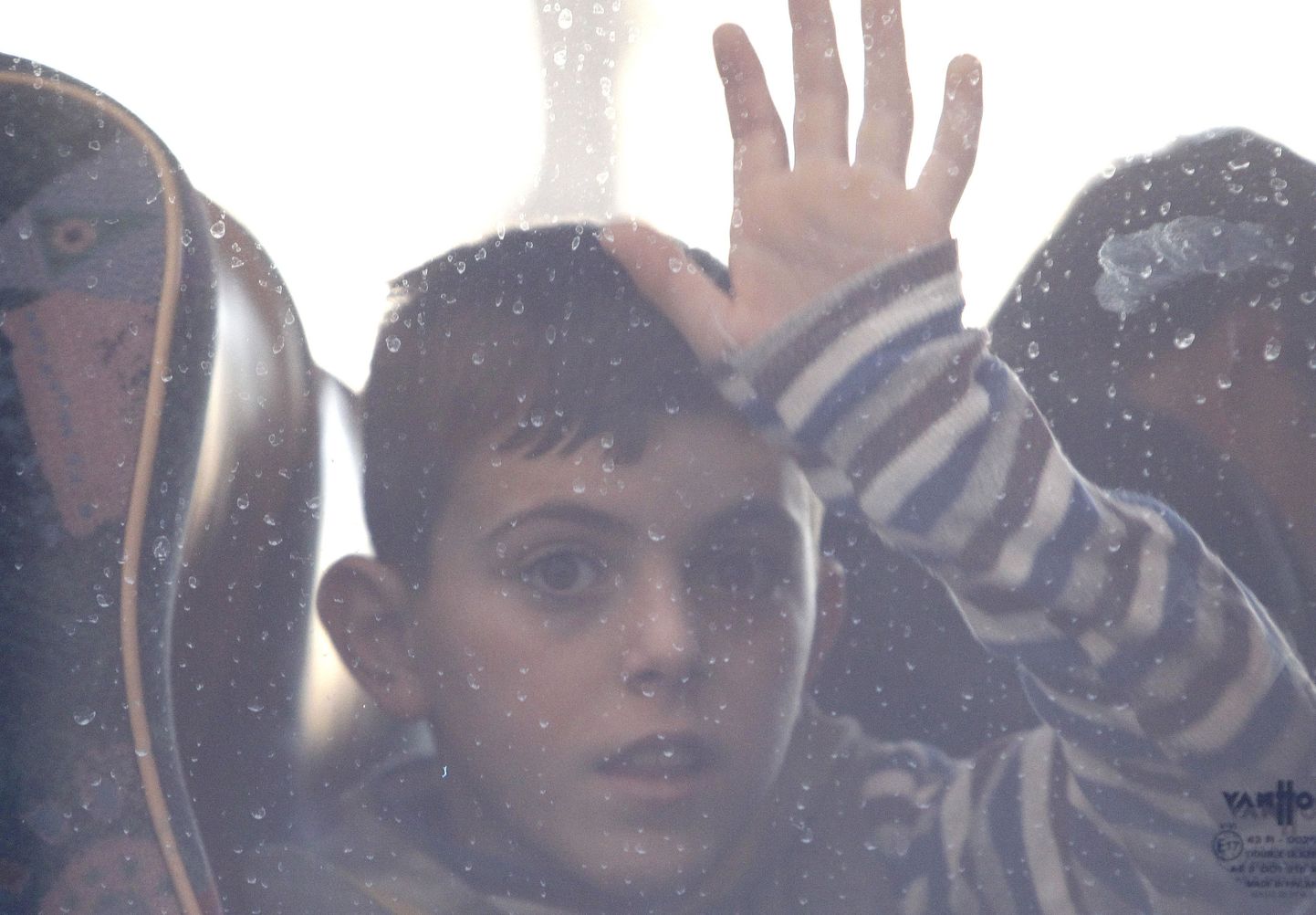Poiss bussist, millega Belgia võimud viisid 10. märtsil tagasi Serbiast ja Makedooniast saabunud varjupaigataotlejad, kelle avaldused lükati tagasi.