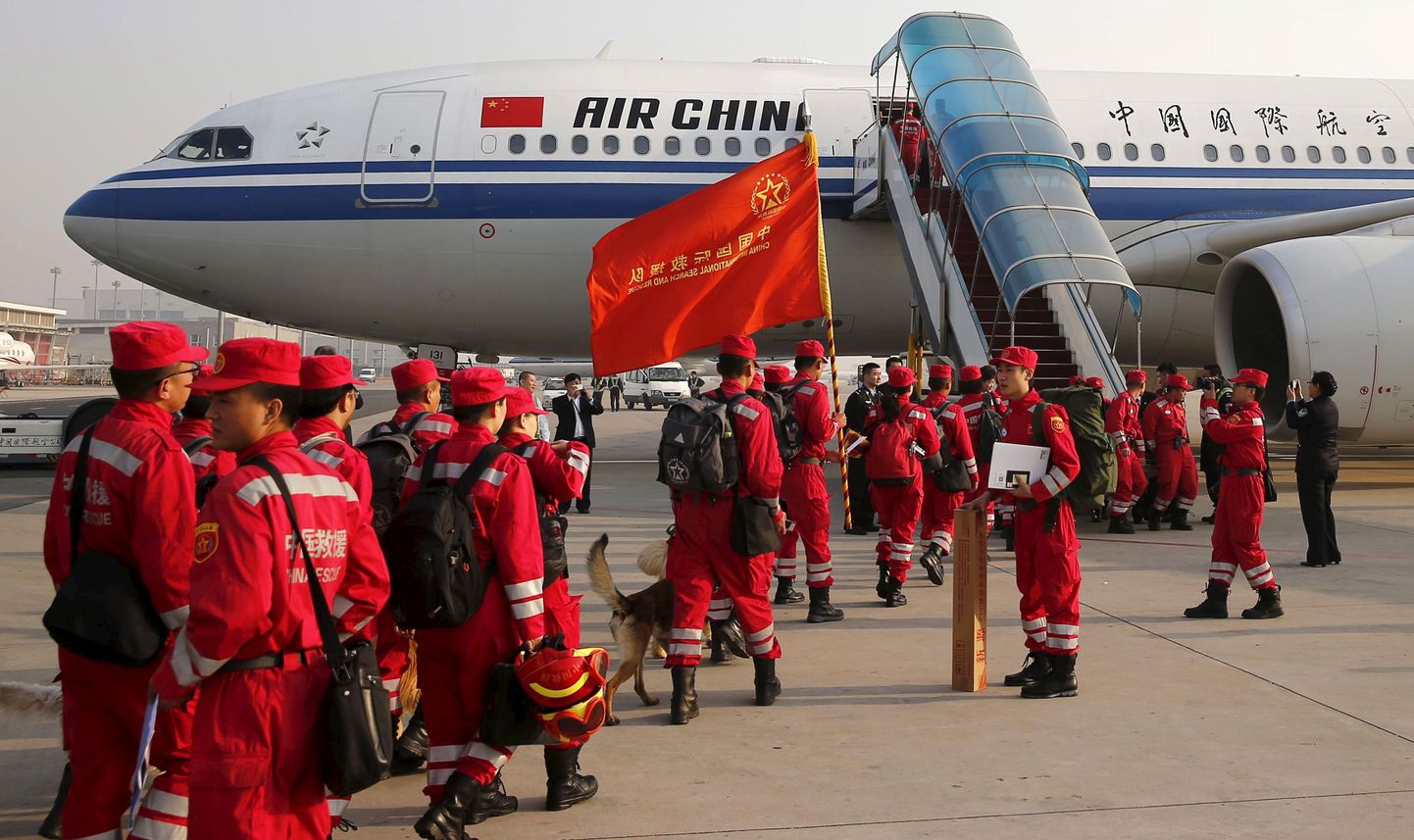 Hiina päästemeeskonna liikmed minemas Katmandu lennule.