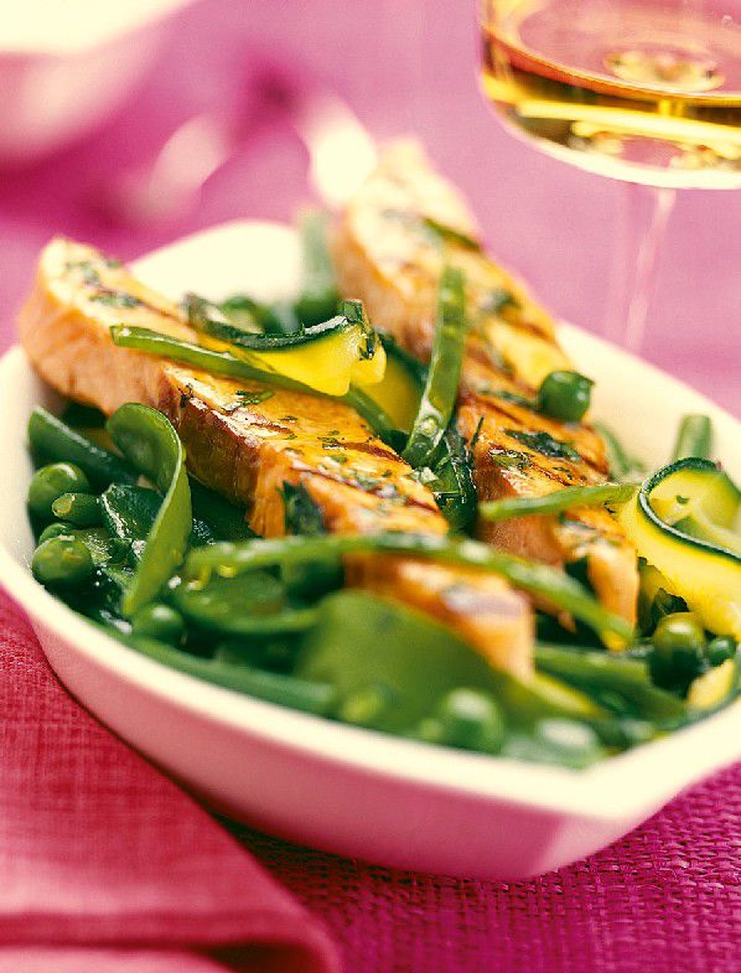 Lõhe ja köögiviljad: kala koos köögiviljadega on üks paljudest tervisetoidu variantidest.
