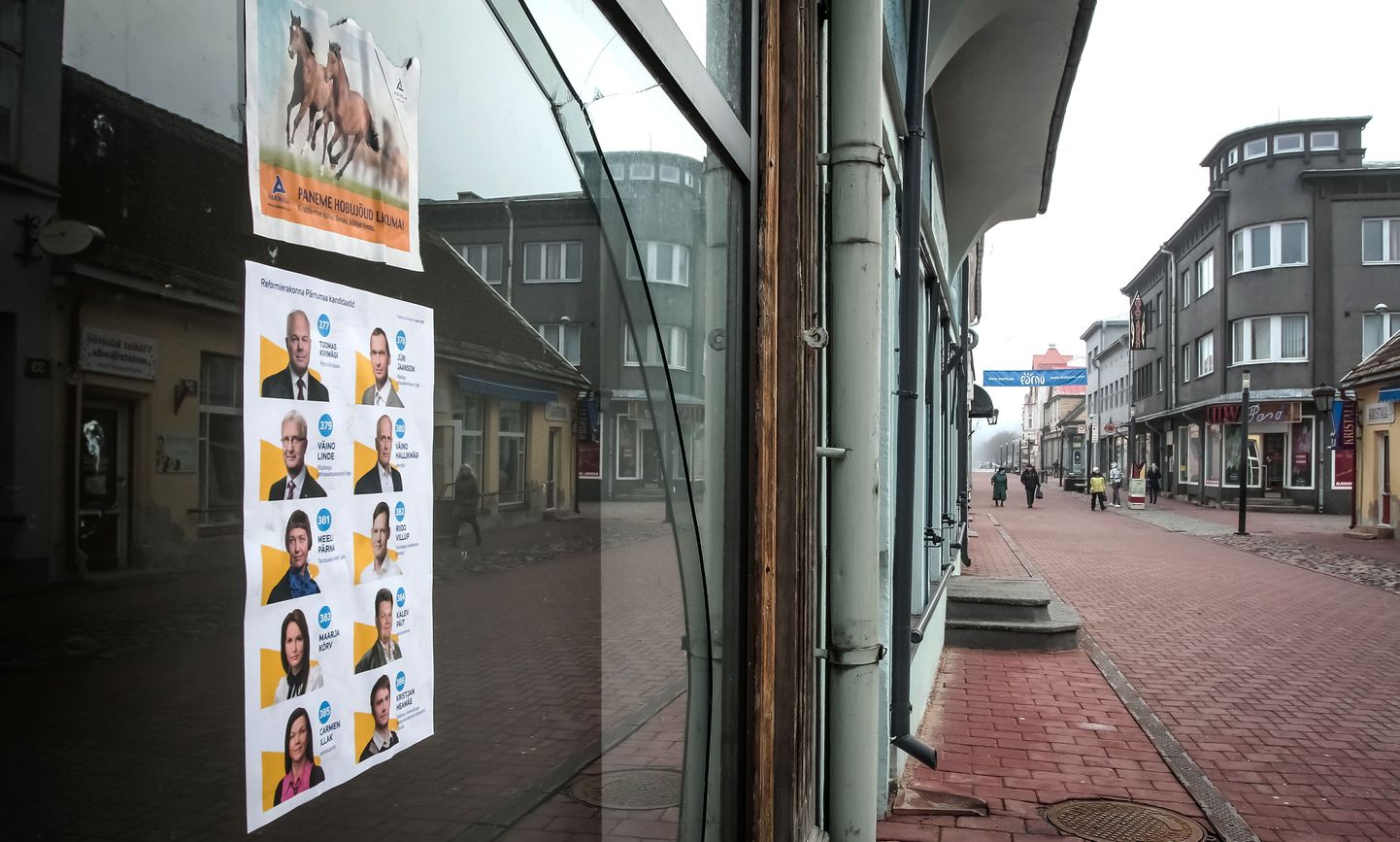 Pärnus Rüütli 22 maja aknaklaasil võis täna hommikul näha valimisplakatit, mis tutvustas riigikogu valimistel kandideerivaid Reformierakonna esindajaid. Politsei alustas juhtumi uurimiseks väärteomenetlust.