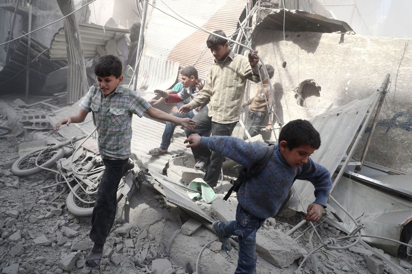 В Сирии в результате авиаудара погибли 22 ребенка и шесть учителей, сообщило ЮНИСЕФ.