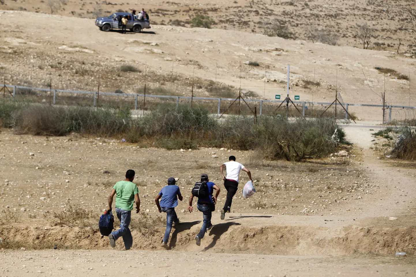 Палестинцы с Восточного берега, не имеющие официального разрешения на работу в Израиле, каждый день вынуждены нелегально прорываться через разделительный барьер. Но они готовы рисковать.