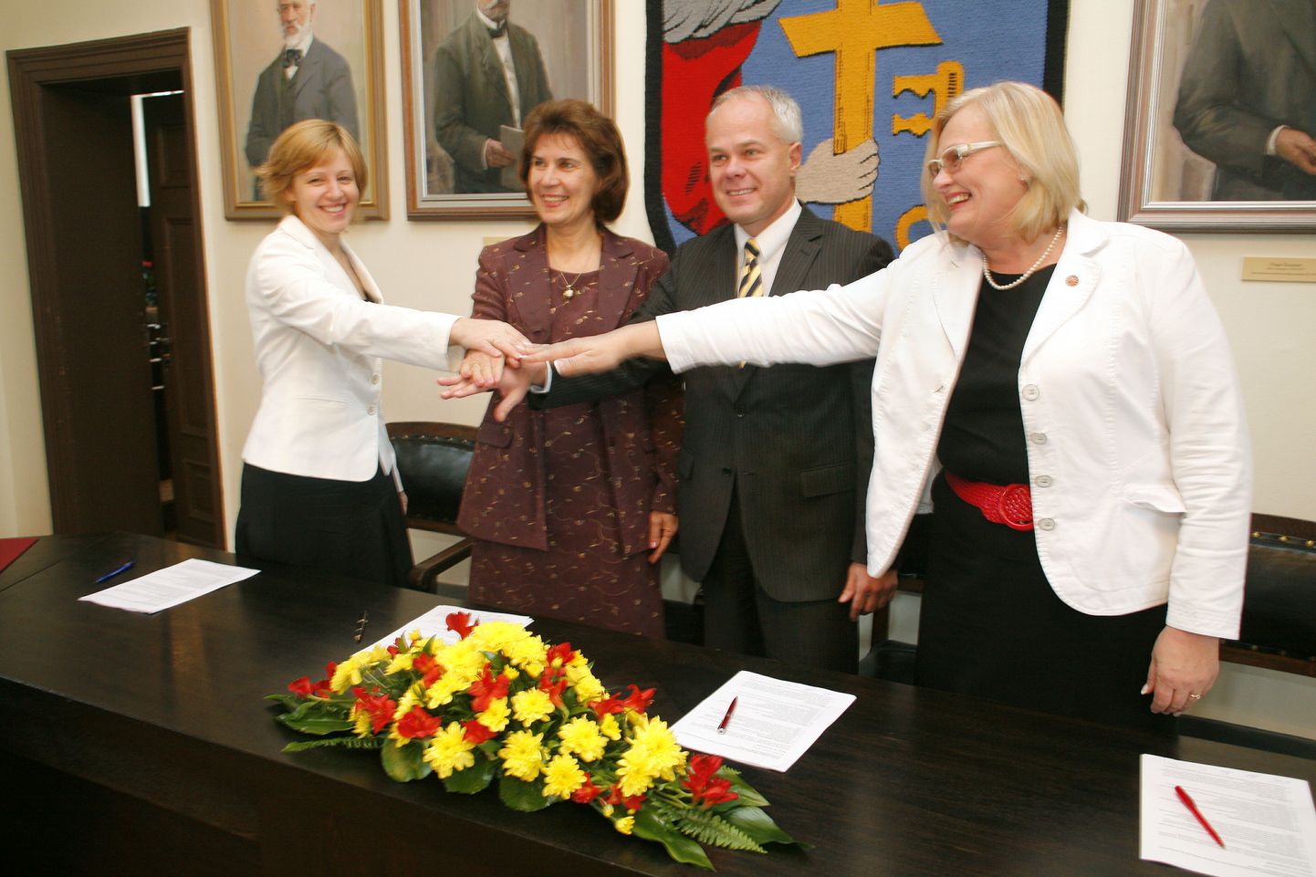 Koalitsioonileppe allkirjastasid Annely Akkermann (vasakult) Isamaa ja Res Publica Liidust, Jane Mets Reformierakonnast, Toomas Kivimägi omanimelisest valimisliidust ja Epp Klooster Sotsiaaldemokraatlikust Erakonnast.