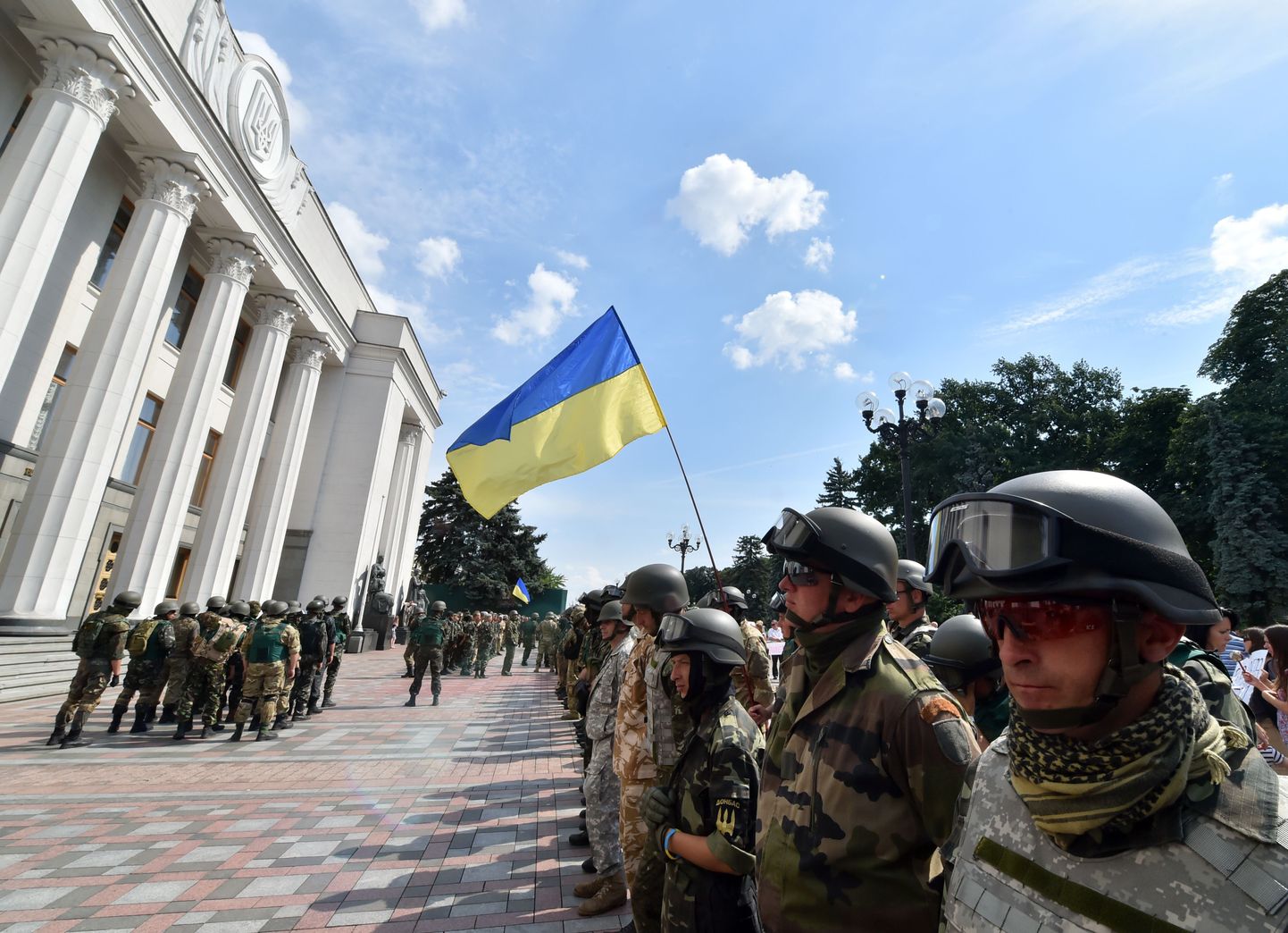 Vabatahtlikest moodustatud Donbassi pataljoni võitlejad hoidsid täna ülemraada hoone ees Kiievis korda.