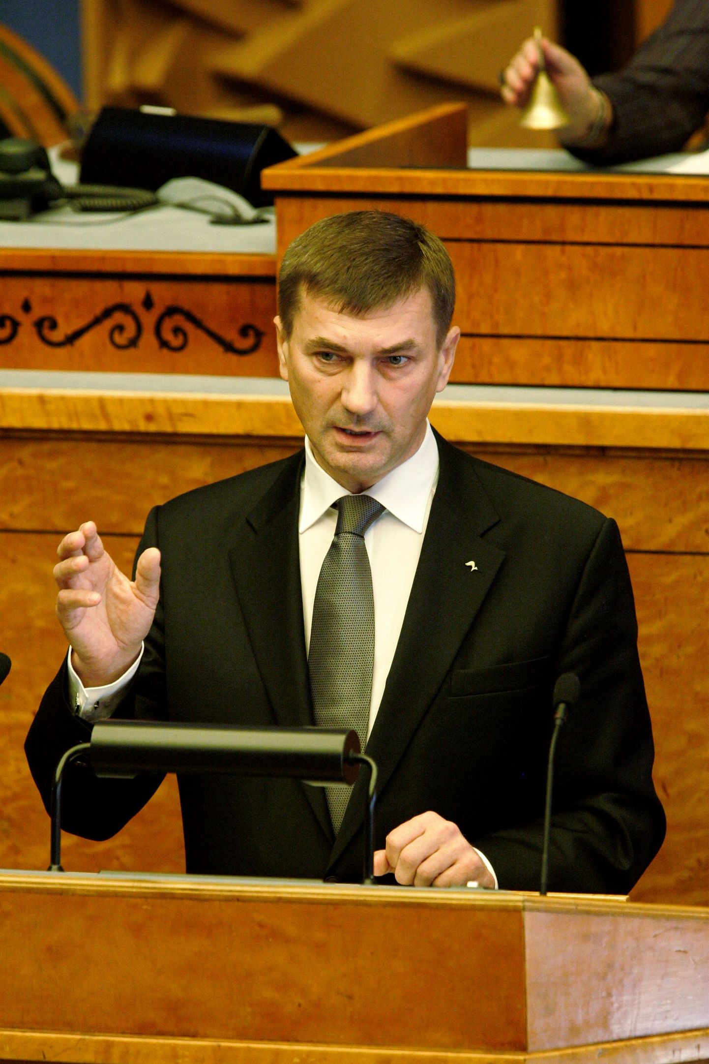 Peaminister Andrus Ansip riigikogu kõnetoolis.