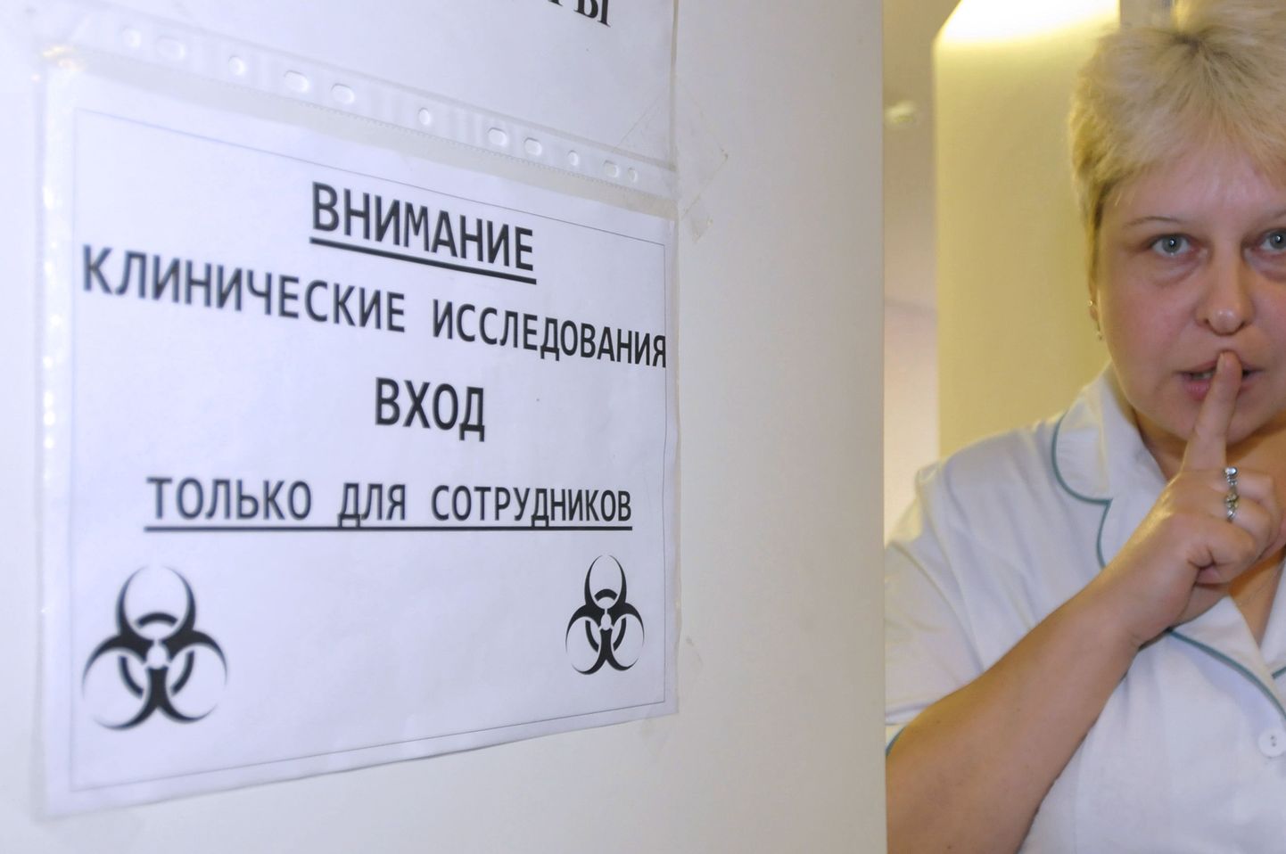Peterburi gripiuuringute instituudi töötaja palub laboratooriumi uksel vaikust.