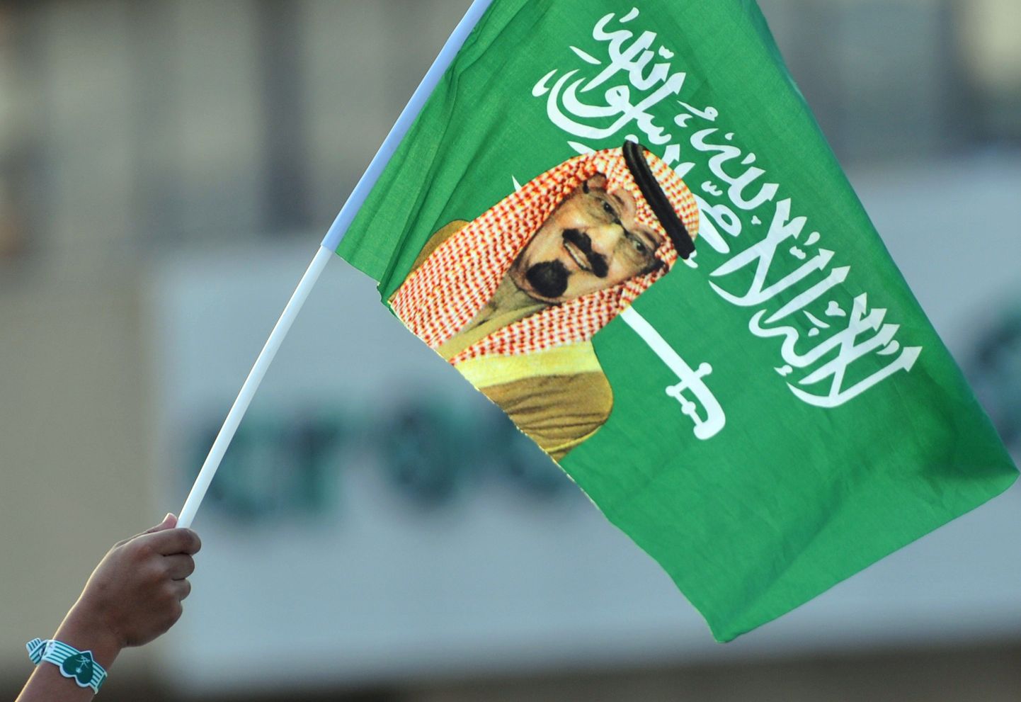Saudi Araabia lipp, millel on kuningas Abdullah bin Abdelazzizi pilt