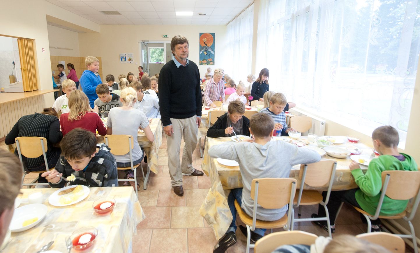 Lauka kooli direktor Märt Rannast jälgib õpilaste söömist.