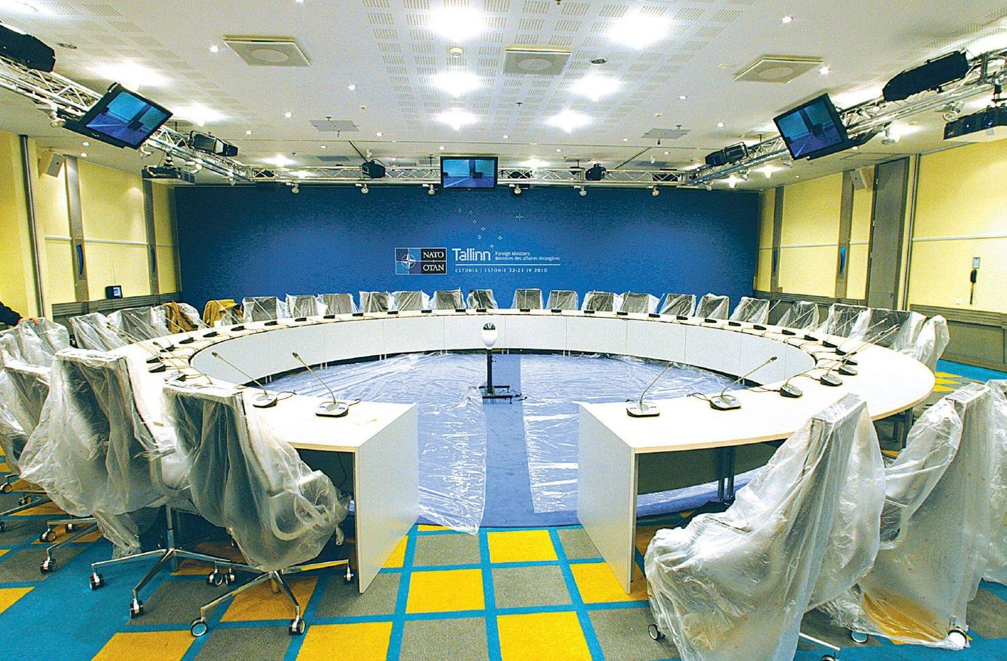 Spetsiaalselt NATO ministrite kohtumiseks tellitud laud Radisson BLU hotellis.