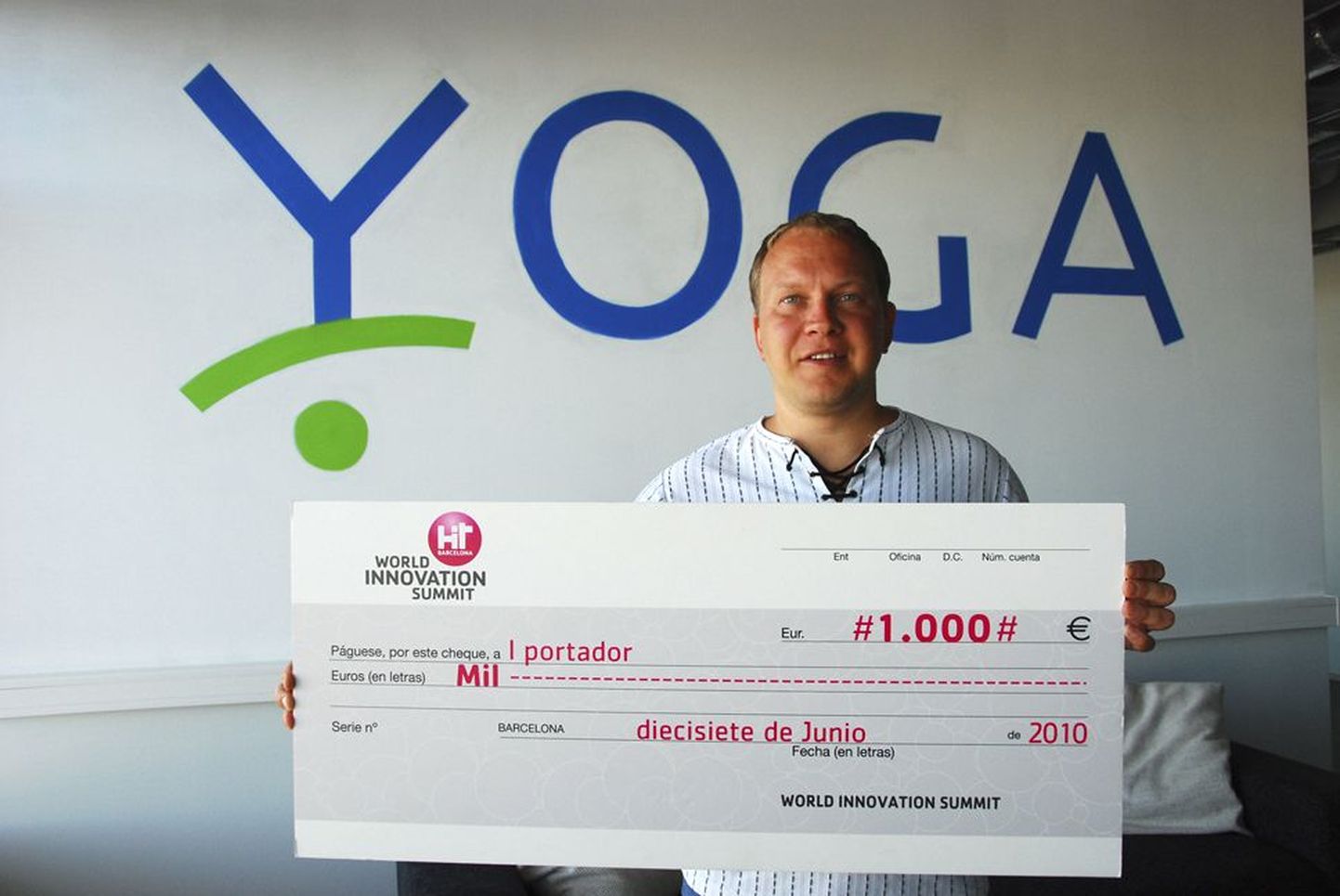 Yoga tegevjuht Priit Vimberg Barcelonas saadud auhinnatšekiga.