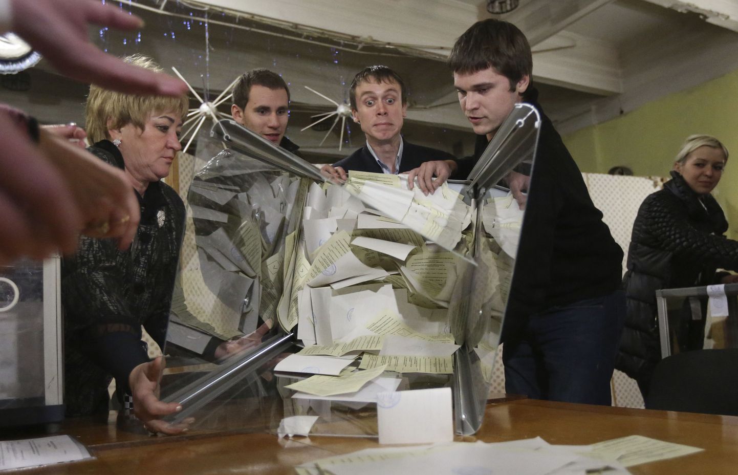 Esmastel andmetel 95,5 protsenti Krimmi hääletajatest pooldab liitumist Venemaaga. Fotol hääletussedelite lugemine
