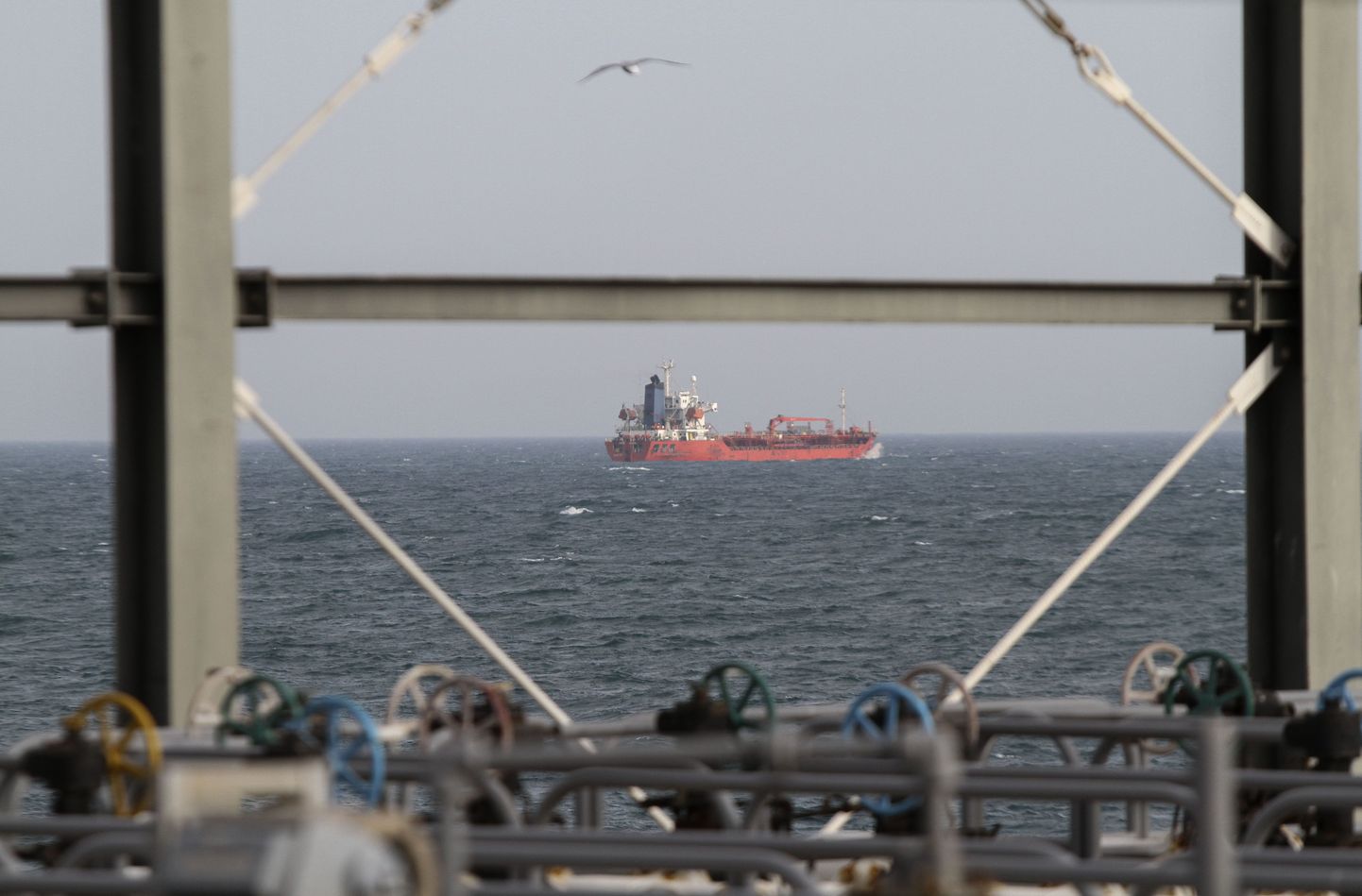 Tanker möödumas naftaterminalist Iraanile kuuluval Khargi saarel Pärsia lahes.