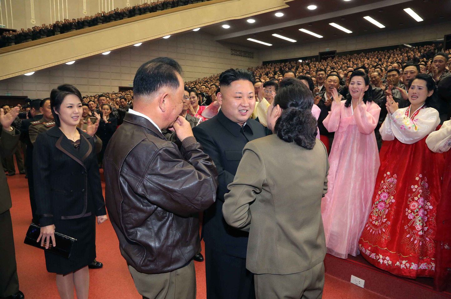 Põhjakorealased on muutunud rahulolematuks? Fotol Põhja-Korea juht Kim Jong-un (keskel)