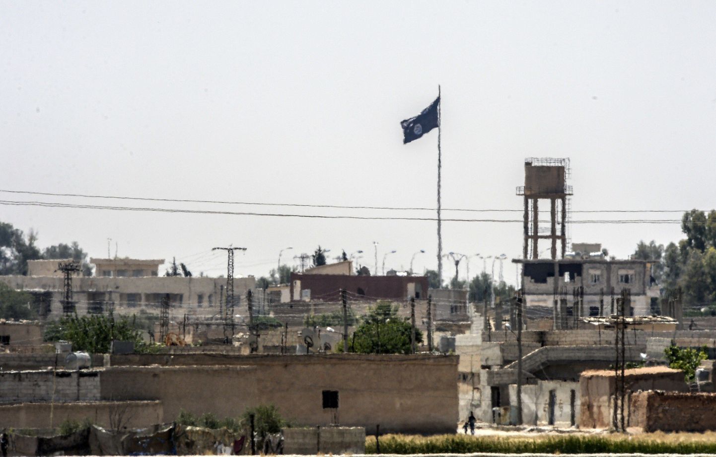 Nn Islamiriigi lipp Süüria linnas.