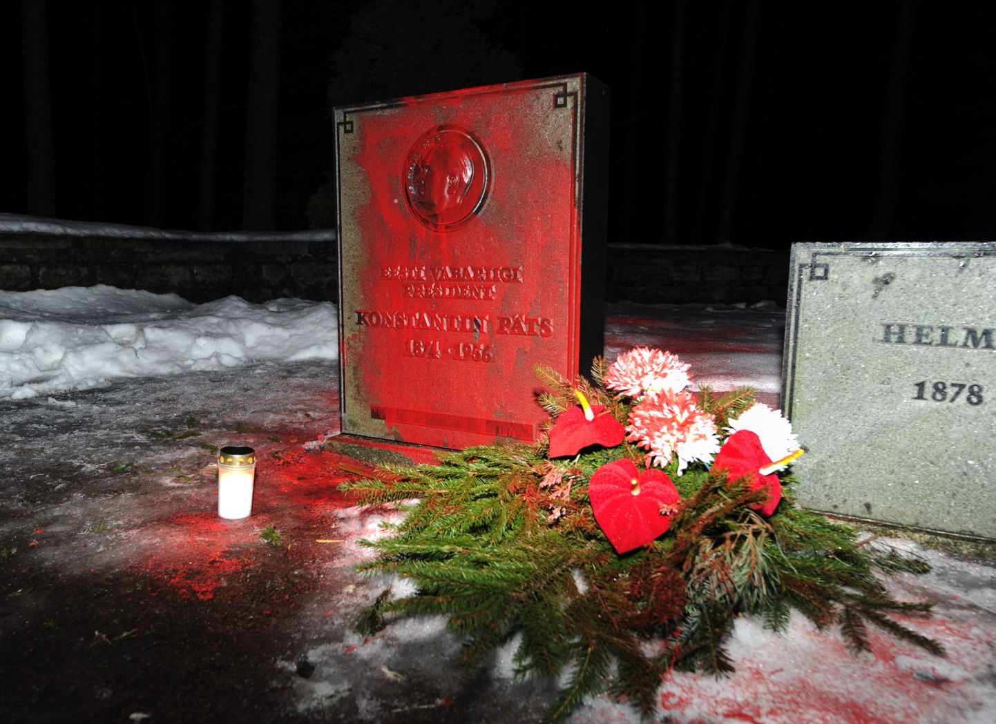 Punase värviga üle valatud president Pätsi hauatähis.