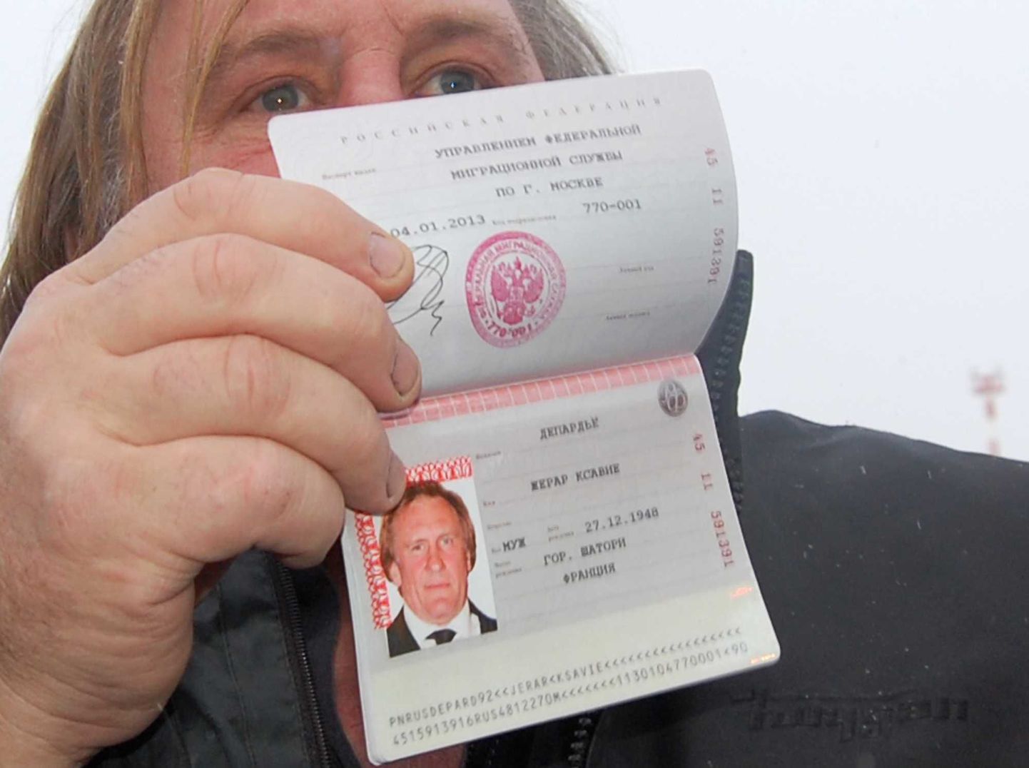 Prantsuse näitleja Gerard Depardieu oma Vene passiga.