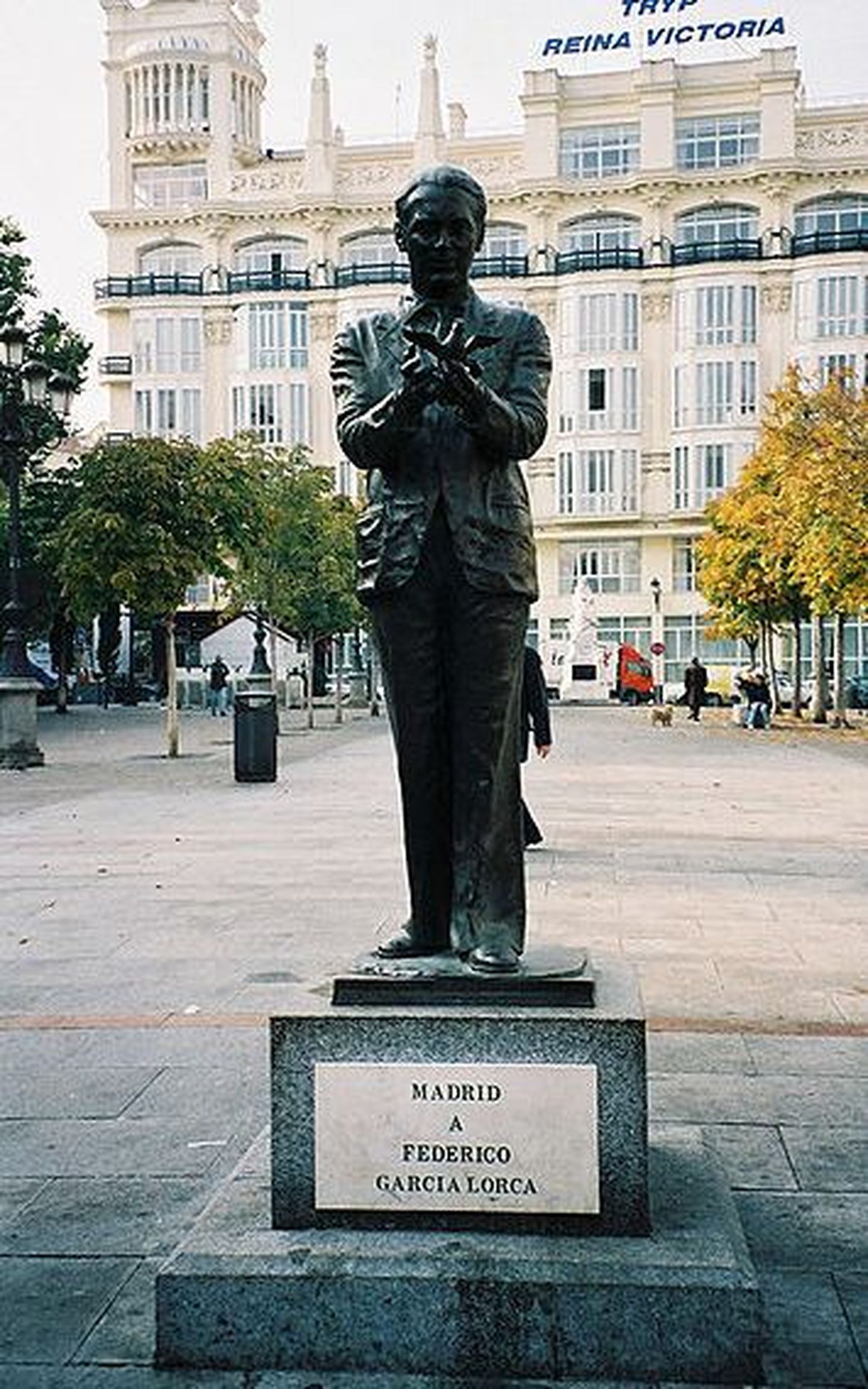 Памятник Лорке в Мадриде.