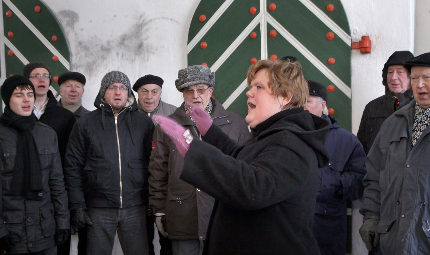 Pärnu Mihkel Lüdigi nimeline meeskoor tervitas kell 7.14 alanud kevadet lauluga Tallinna värava juures.