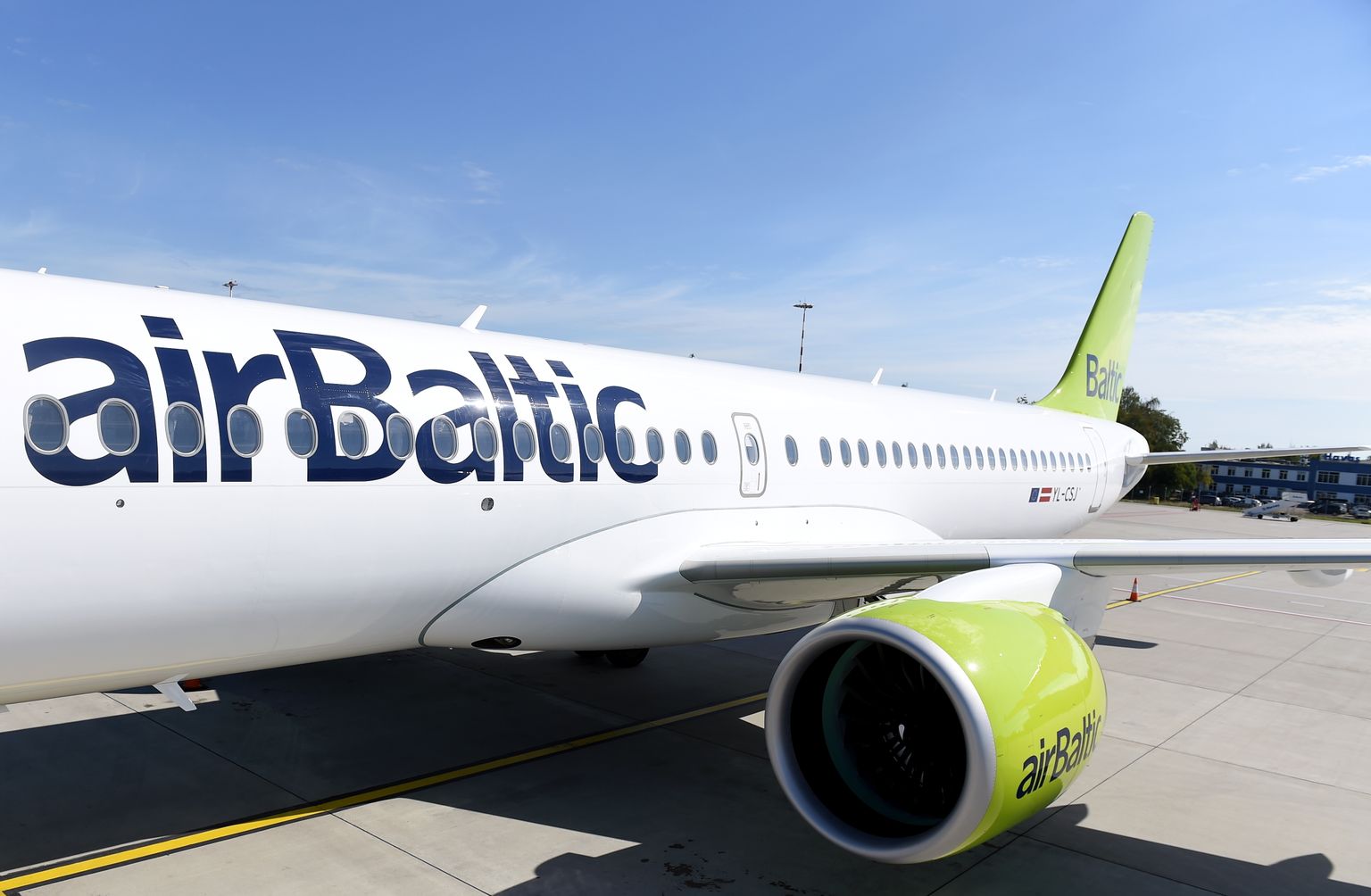 Nacionālās aviokompānijas "airBaltic" gaisa kuģis "Airbus A220-300" starptautiskās lidostas "Rīga" lidlauka teritorijā.