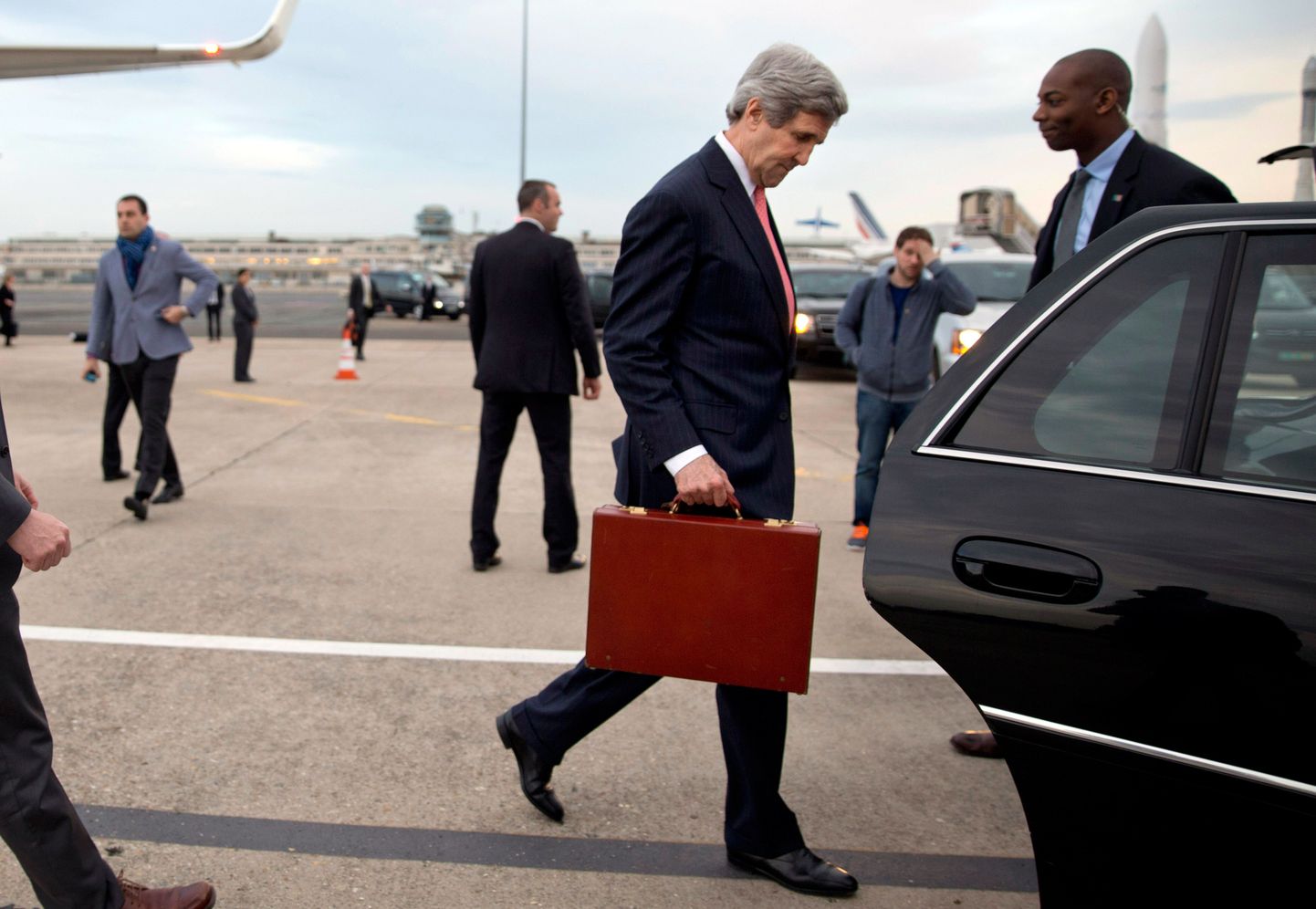 USA välisminister John Kerry kõnnib Pariisis talle vastu tulnud auto juurde.