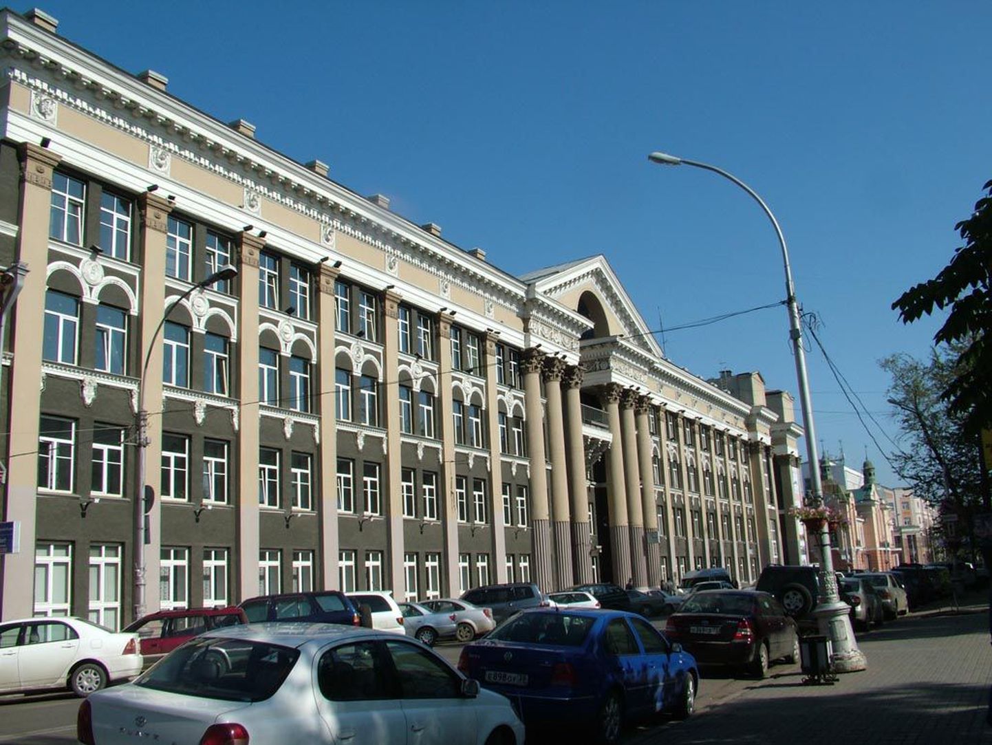 Üks vaatamisväärsusi Irkutskis on Marxi tänaval asuv võimas hoone, kus asub Ida-Siberi raudteevalitsus.
