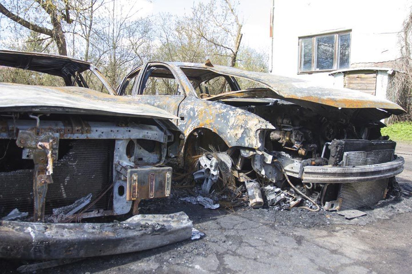 Mullu mais süüdati Võhmas Tartu tänaval põlema Volkswagen Passat. Tuleroaks langes ka selle kõrvale pargitud Buick Regal, mis kuulus samale omanikule.