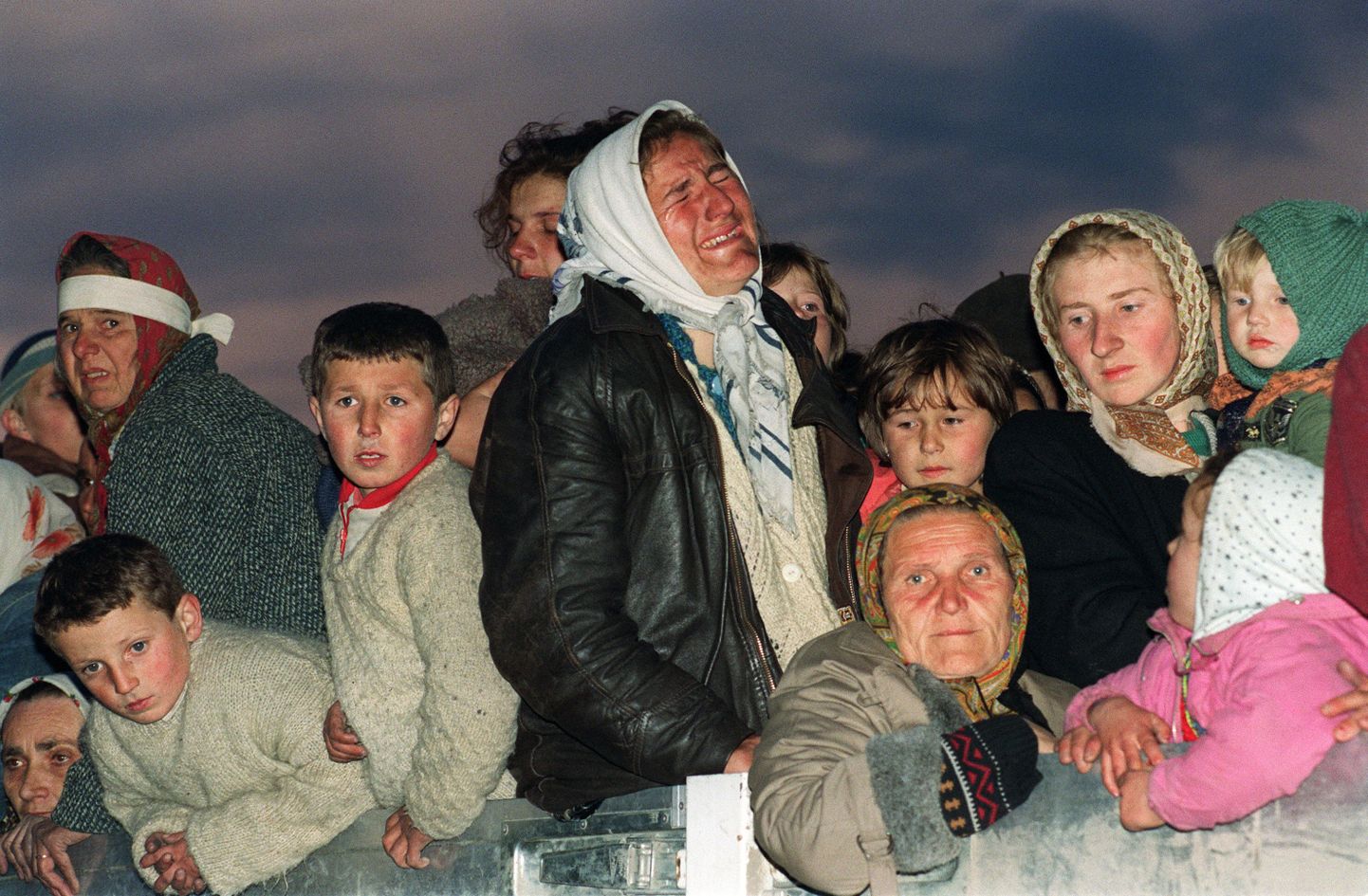 1993: Naised põgenevad ÜRO abil Srebrenicast.
