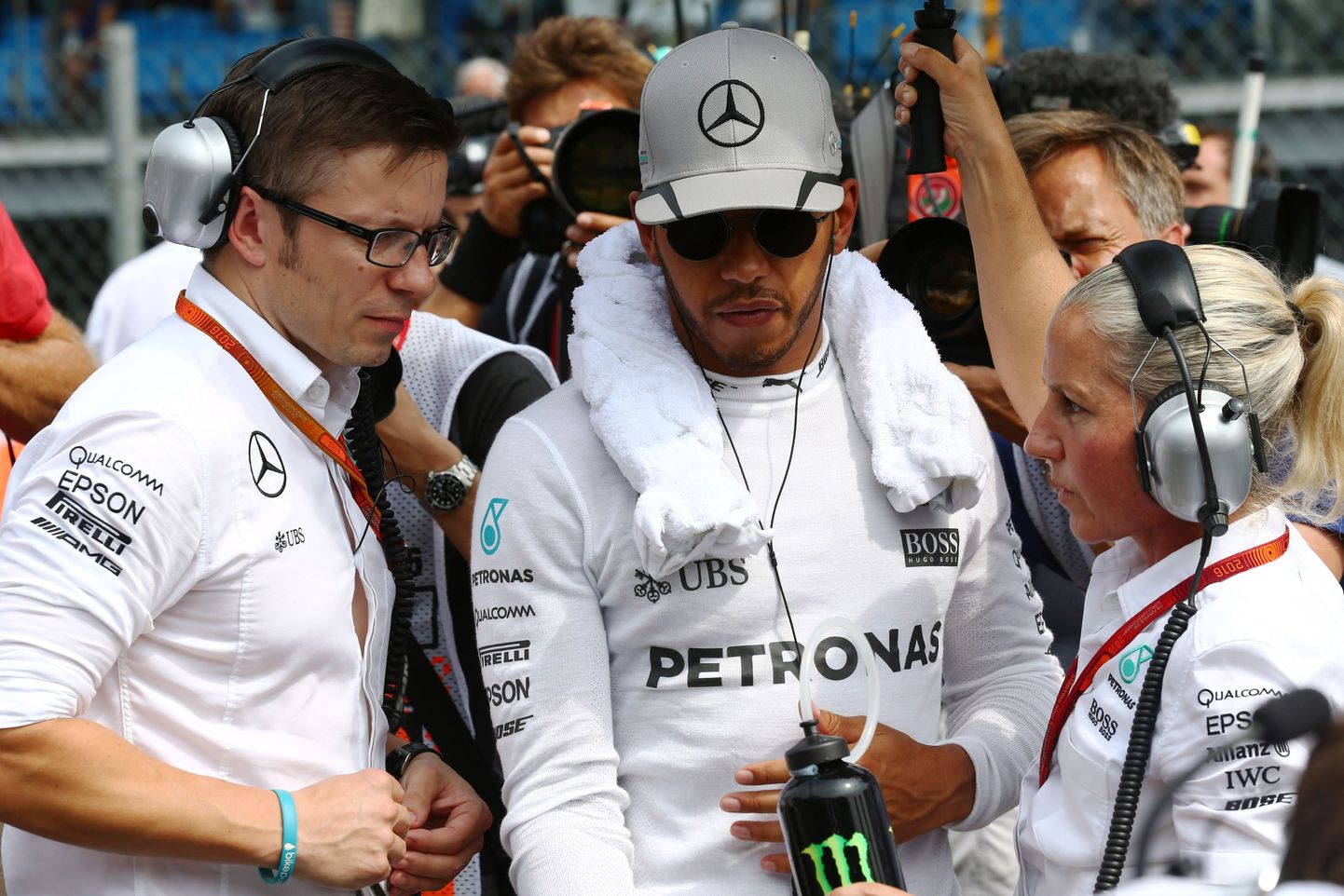 Lewis Hamilton (keskel)