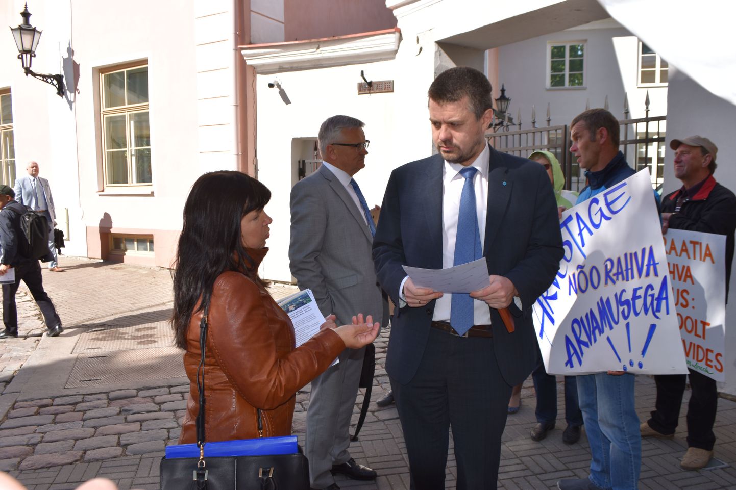Juuni alguses käis rahvaalgatusliku liikumise «Vali Nõo» eestvedajad Stenbocki maja juures meelt avaldamas. Nõokas Krista Kvarnström (vasakul) vestlemas justiitsministri Urmas Reinsaluga.
