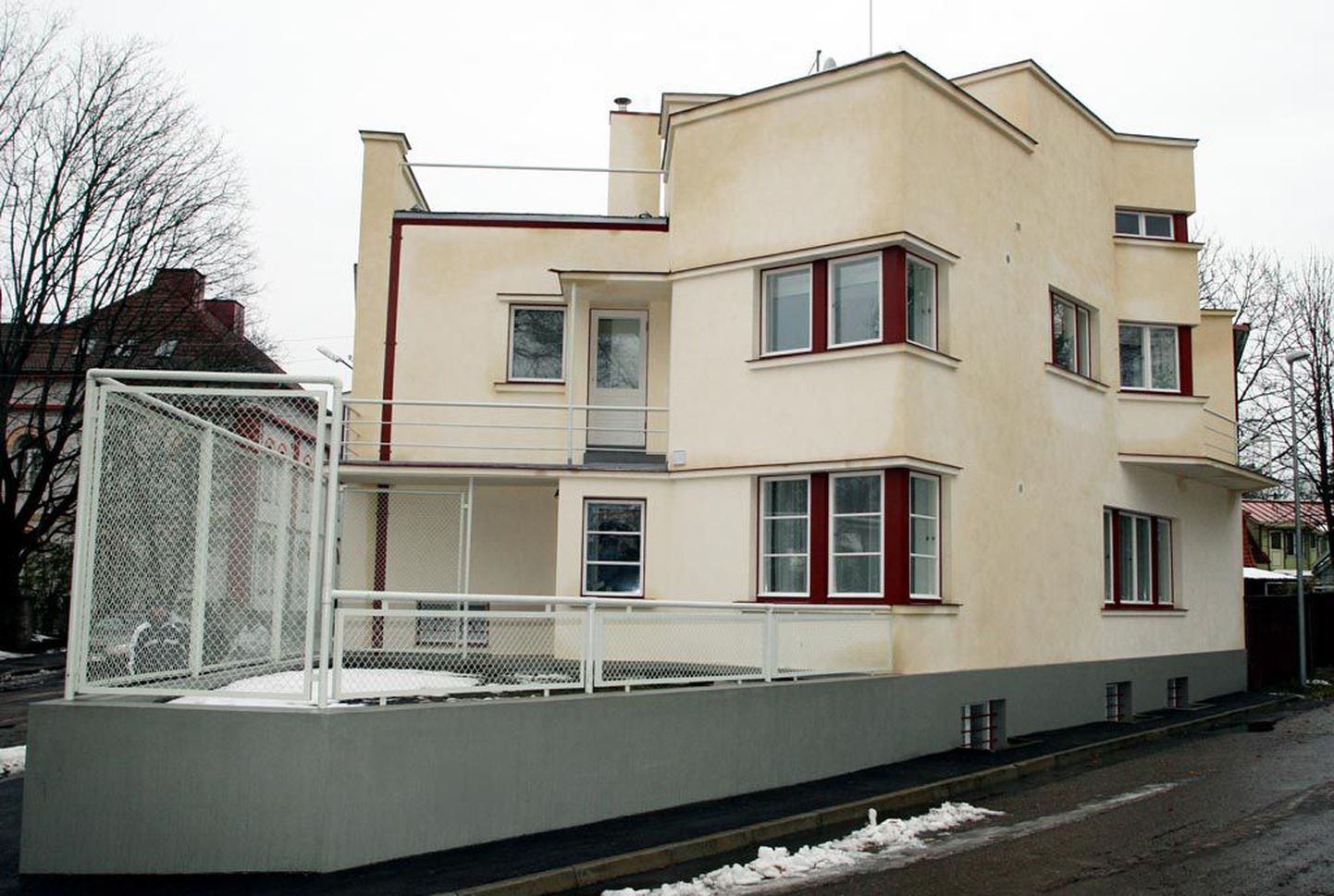 Ettevõtja Toomas Truuvertile on arhitektuuriasjatundjad jaganud ohtralt kiitust Pärnu endise linnaarhitekti Olev Siinmaa maja detailirohke ja algupärase renoveerimise eest. Kinnisvaramulli lõhkemise järel on maja saatus umbmäärane.