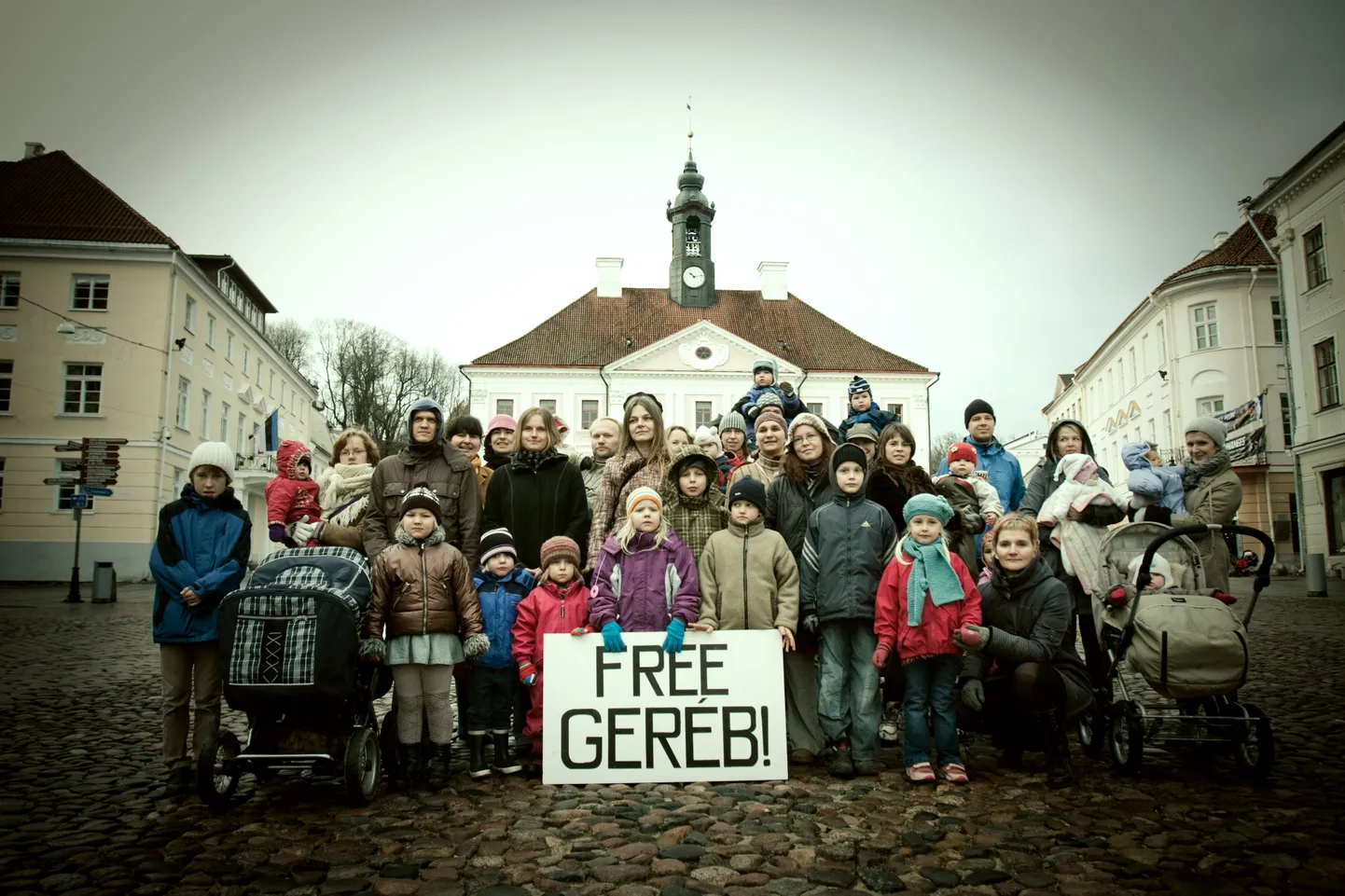 Kodus sünnitanud pered kogunesid 6. oktoobril Tartu Raekoja platsile, et avaldada toetust Ungaris kinni peetud ämmaemanda Agnes Gerebi toetuseks.