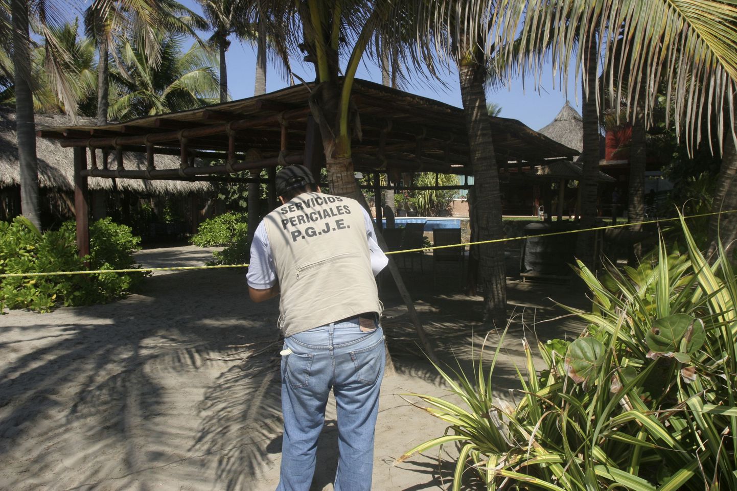 Mehhiko politseinik bangalo juures Acapulcos, kus relvastatud mehed vägistasid kuut hispaanlannat.