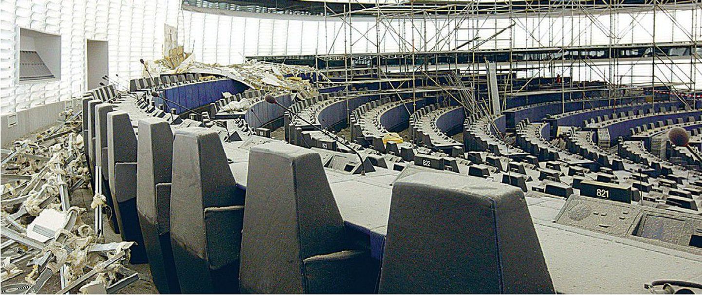 Strasbourgis asuv europarlamendihoone istungisaal 13. augustil, kuus päeva pärast selle katuse sissekukkumist. Hoone peaks istungiteks taas valmis saama oktoobris.