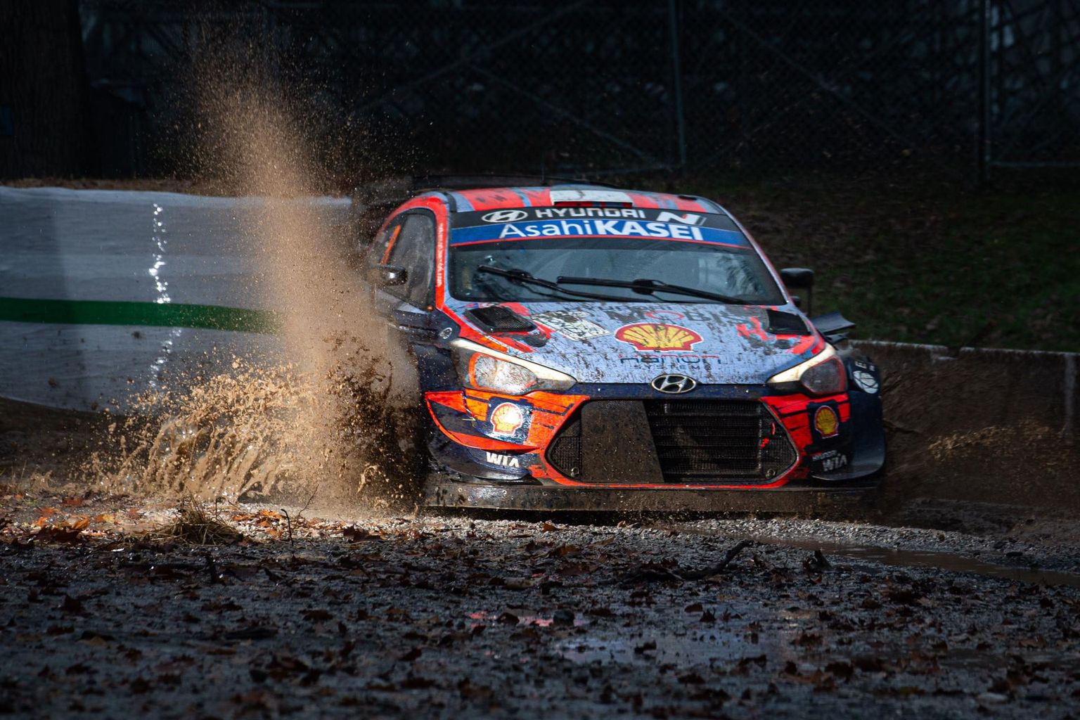 Ott Tänak – Martin Järveoja püsivad Monza rallil tippkonkurentsis. Fotodelt peegelduvad hästi esimeste võistluspäevade olud.
