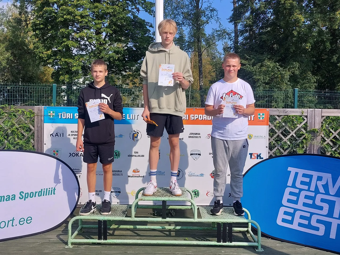 Vanemate poiste esikoha võitis Karl-Marten Kattel (keskel) Anri-Meiko Kuremaa (vasakul) ja Maik Pärnsalu (paremal) ees.