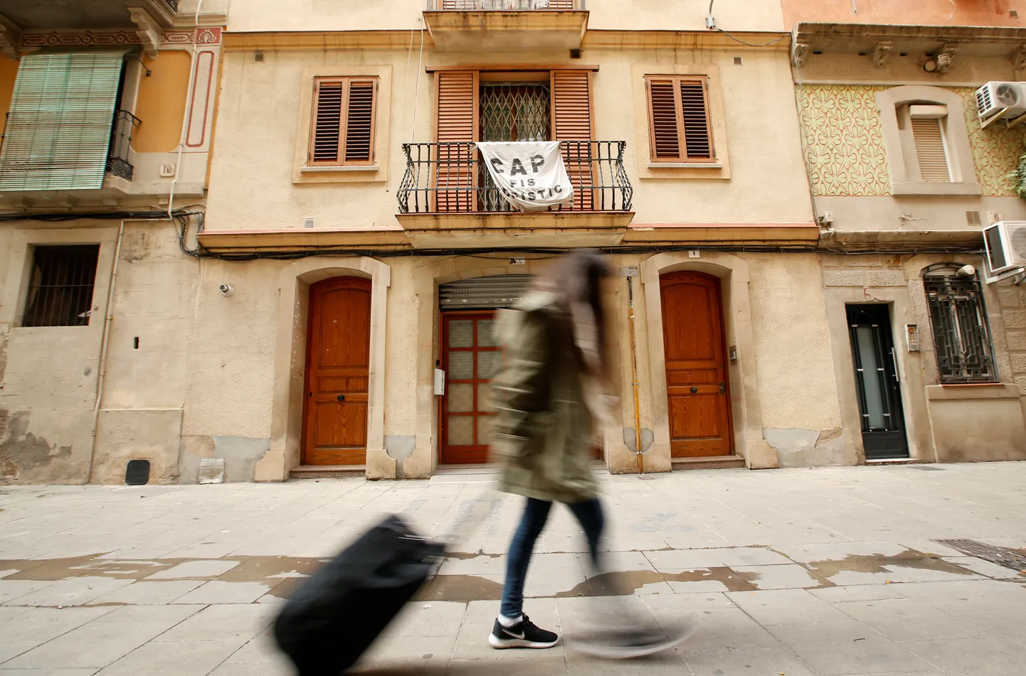 Растяжка на балконе в Барселоне. "Cap pis turistic"(никакого жилья для туристов -  перевод с каталанского).