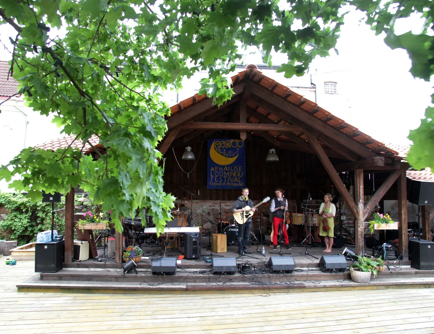 Regiöö festival Tartus. Pildil esineb Positivus.