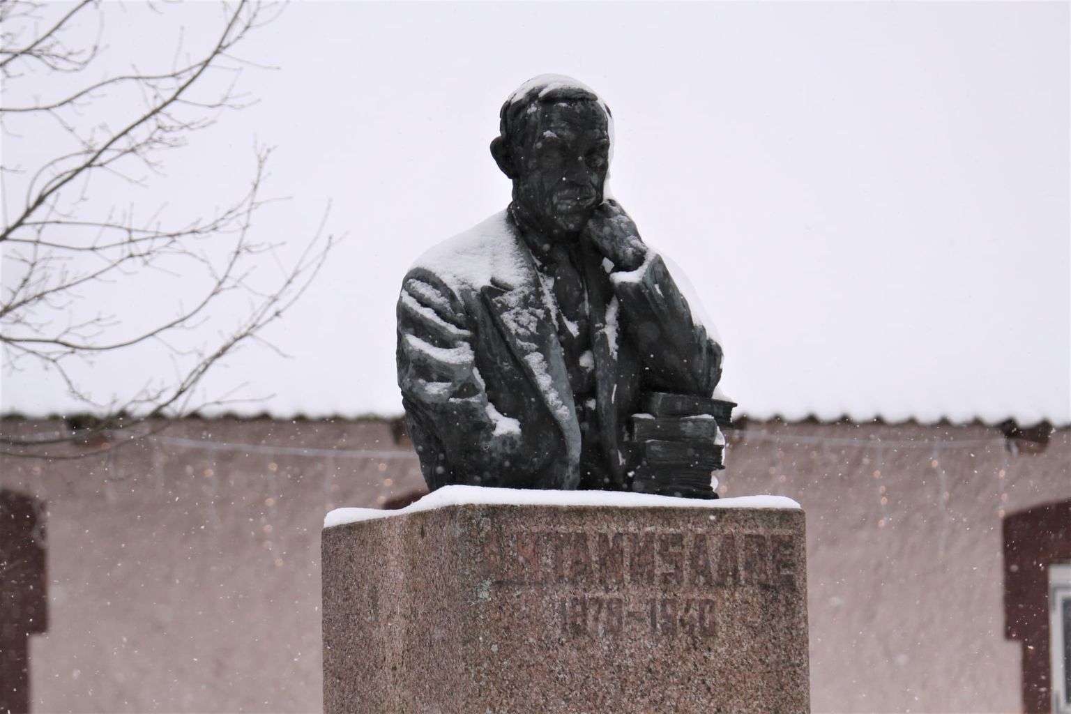 Kirjanik Anton Hansen Tammsaare mälestusmärk.