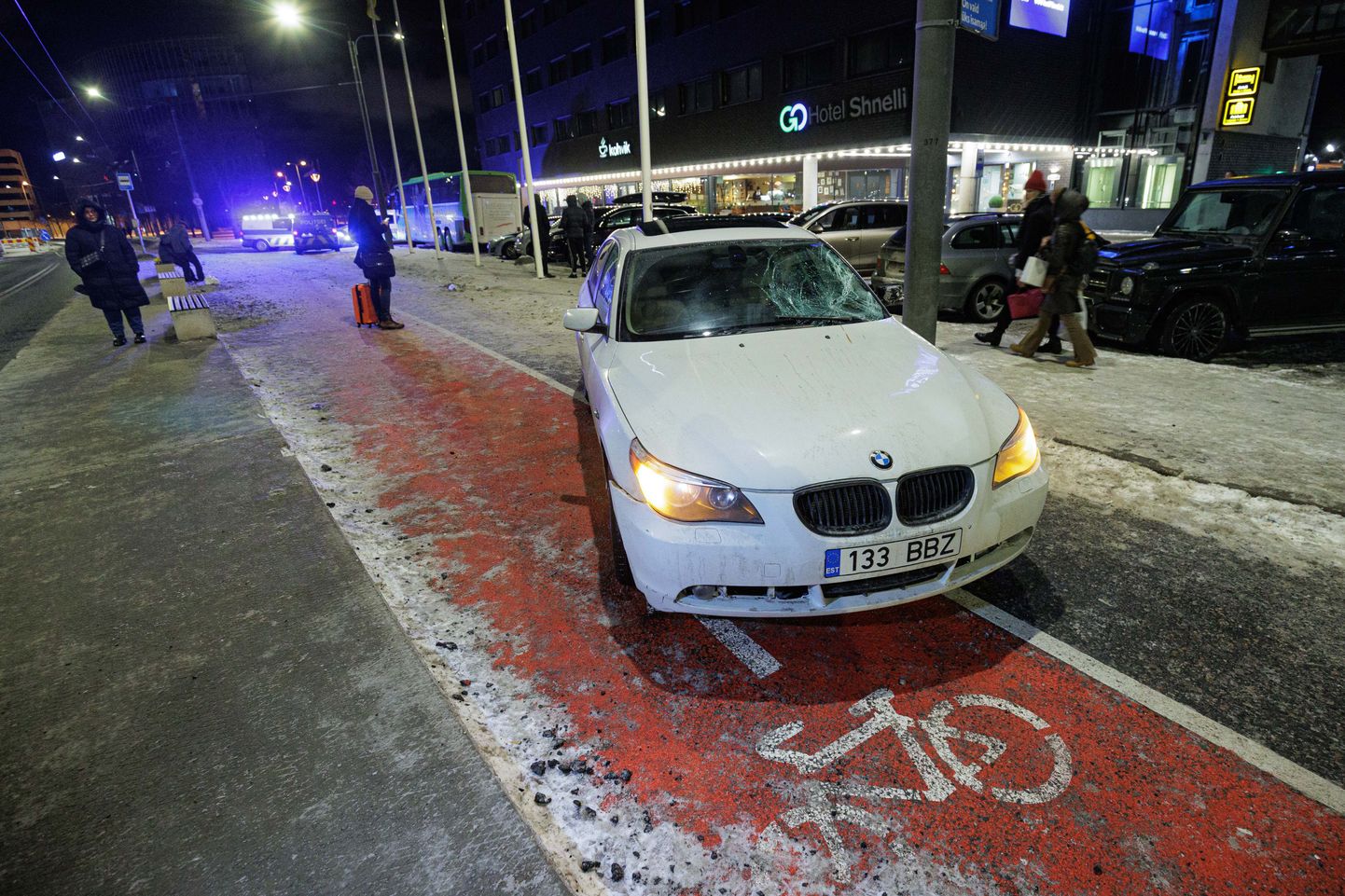 BMW iebrauc cilvēku pūlī Tallinā.