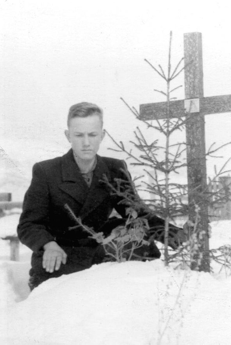 Куно Рауде в марте 1957 года на могиле своей бабушки Марие.