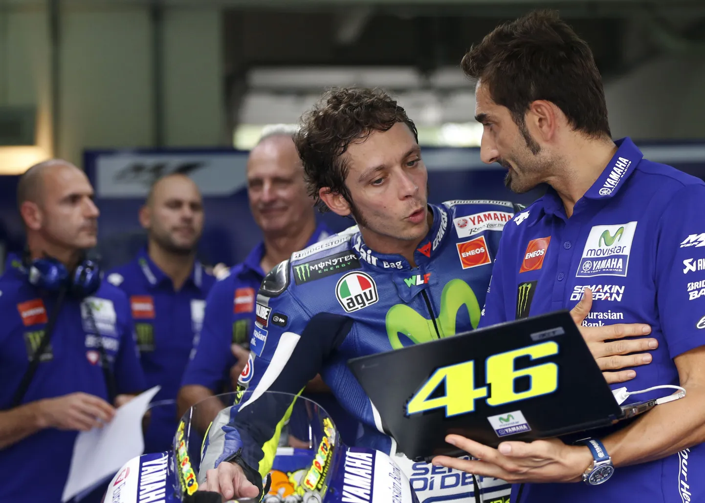 Valentino Rossi (keskel).