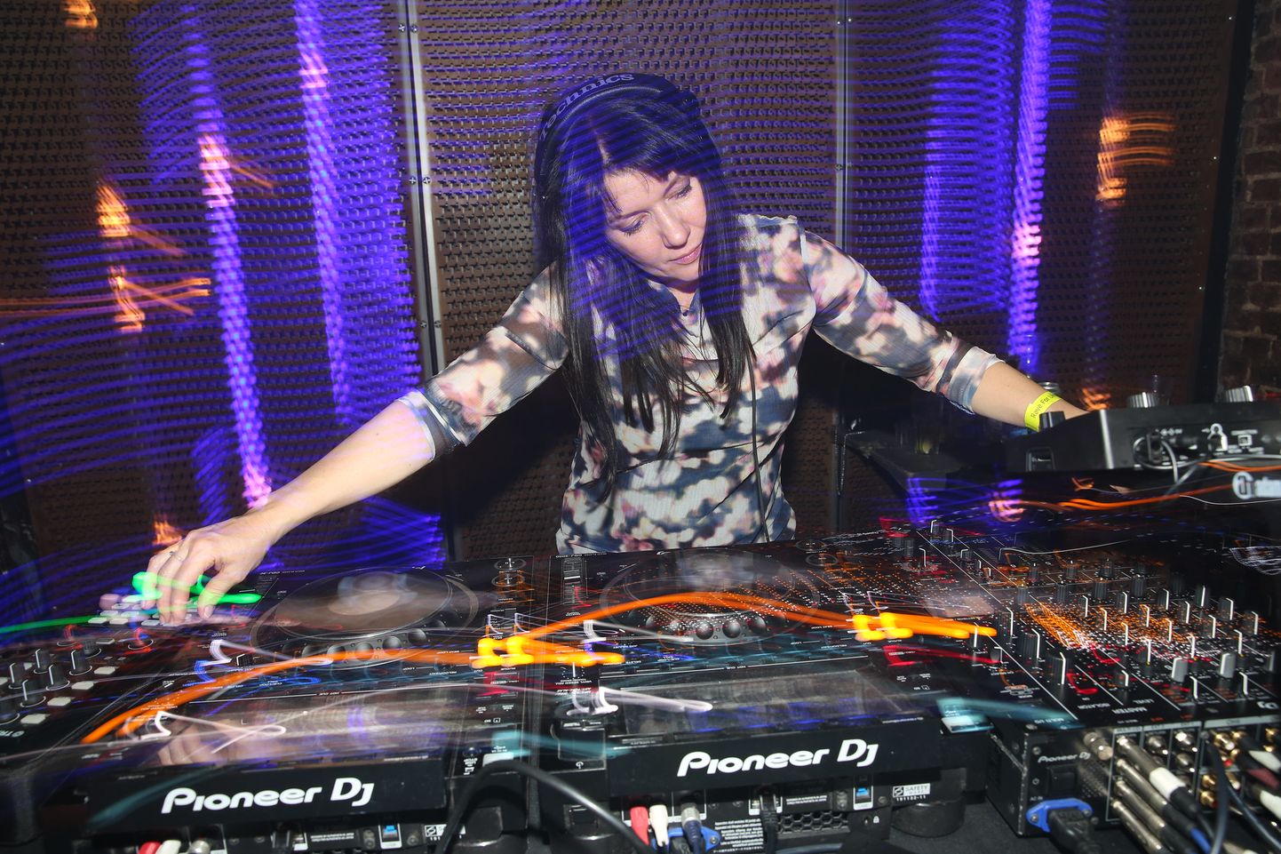 Kultuuriminister Heidy Purga andis Londonis panuse heategevusse, keerutades DJ-puldi taga plaate.