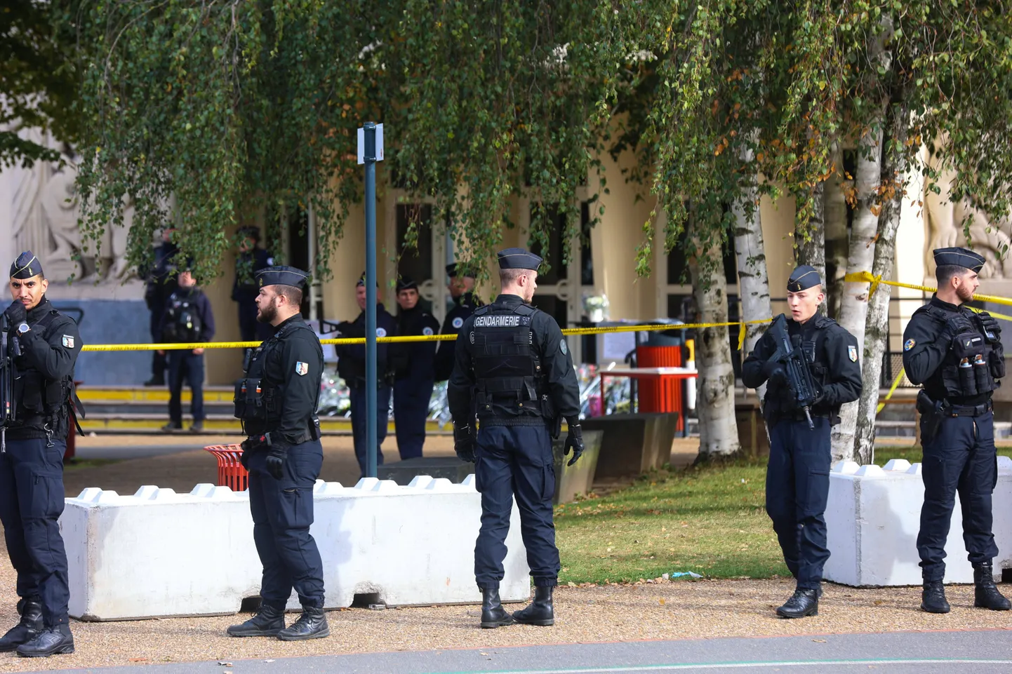 Ambiance in front of the Gambetta high school during its" evacuation after a bomb threat in Arras, north in France on October 16, 2023, three days after a teacher was killed and two other people were severely wounded on October 13, in a knife attack at the Gambetta high school.//GREUEZFRANCOIS_1.396/Credit:FRANCOIS GREUEZ/SIPA/2310161239